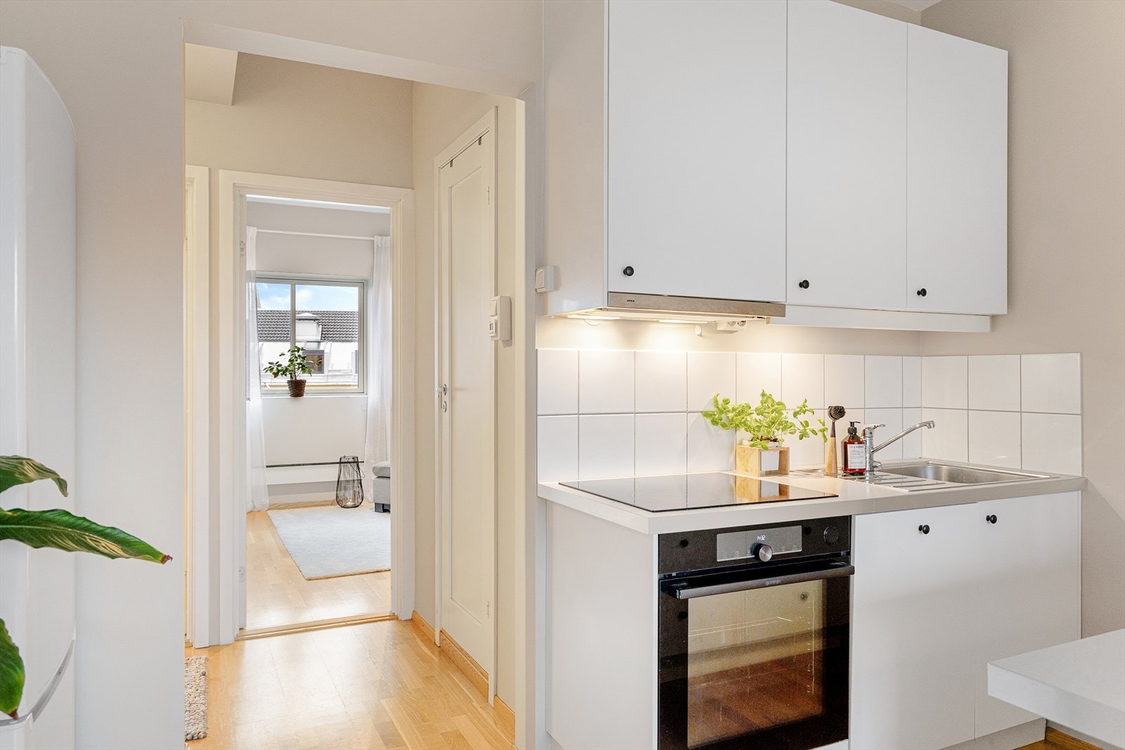 Kjøkkenet har integrerte hvitevarer og god benkeplass til matlaging. Galleribilde