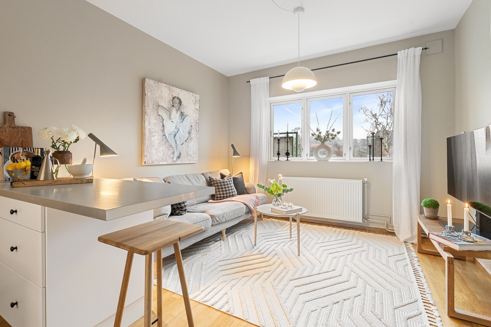 Den åpne stue-/kjøkkenløsningen skaper et hyggelig og sosialt allrom. Stuen har definerte soner til møblementet, og det finnes god plass til både sofaløsning og en romslig spisegruppe. Galleribilde