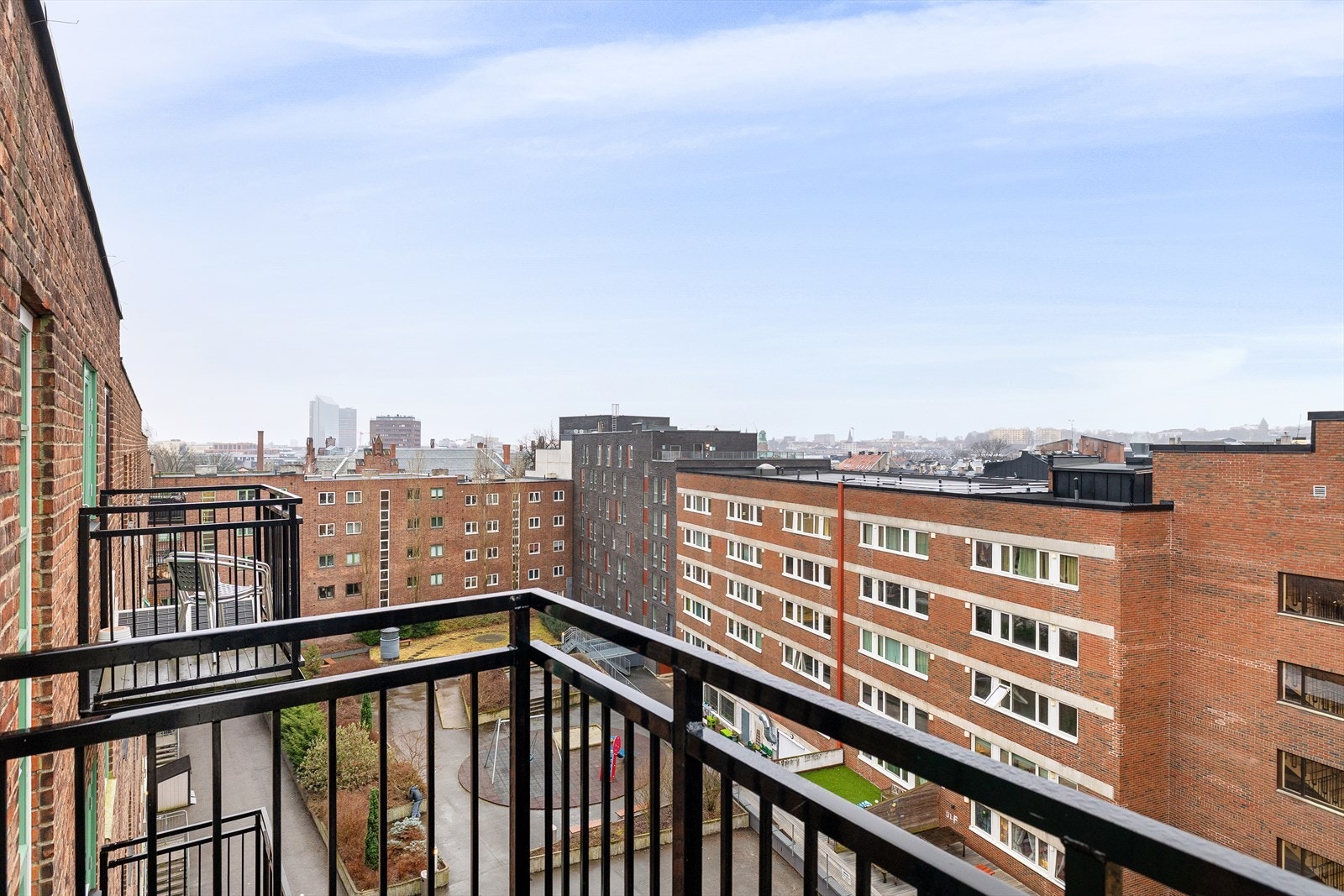 Leiligheten har en balkong på 2kvm med fantastisk utsikt til skjermet gårdsrom. Galleribilde