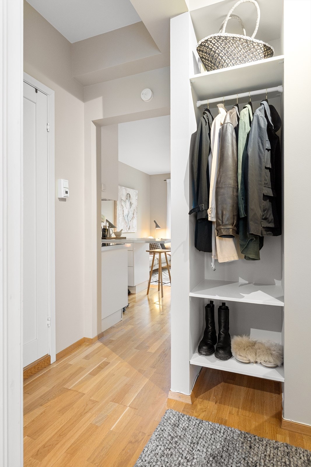 Forbindelse til stue/kjøkken fra entré/gang. Galleribilde