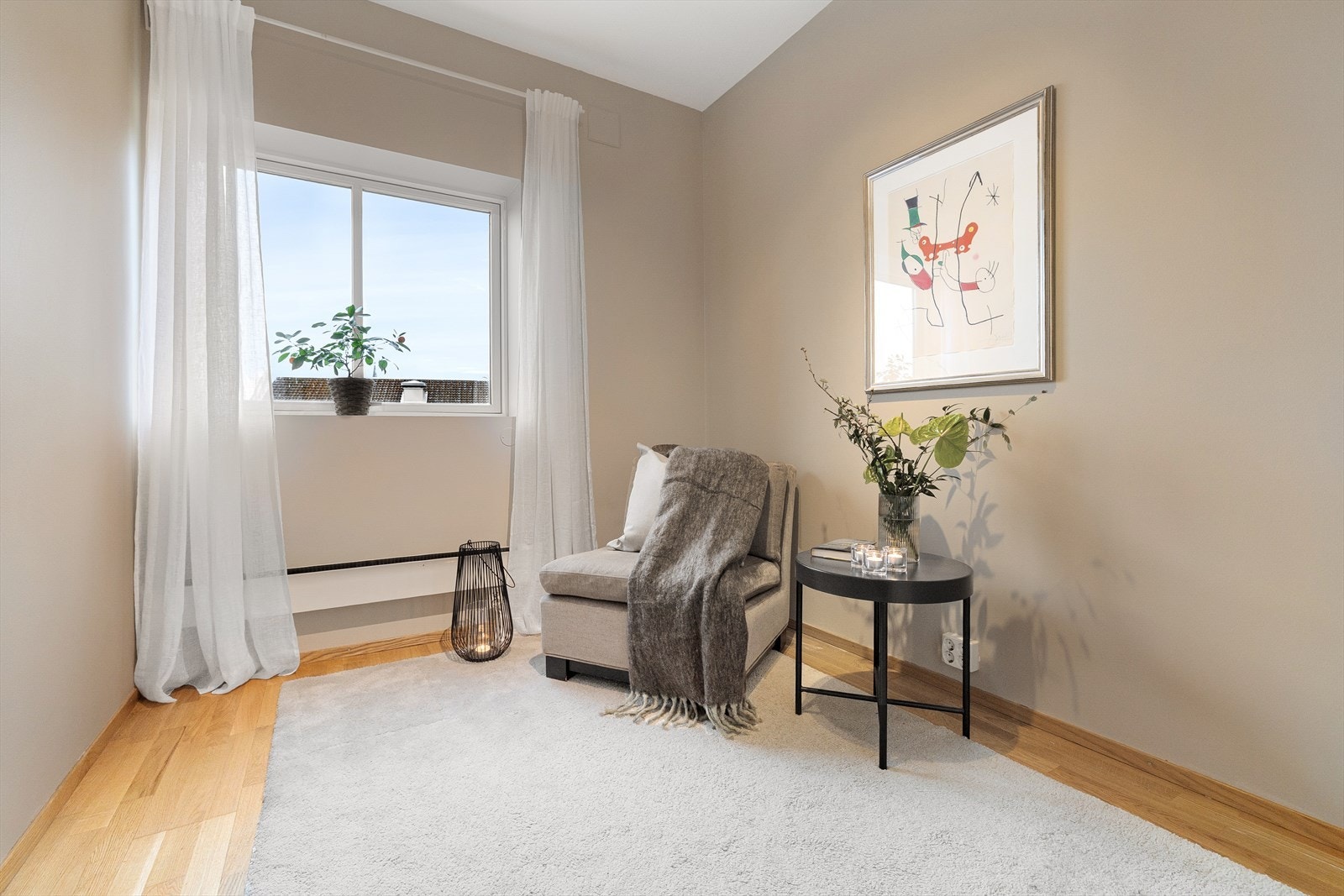 Soverom 2 er også romslig, med plass til seng, tilhørende møblement og skrivebord. Begge rom har malte vegger og himling, samt parkettgulv. Galleribilde