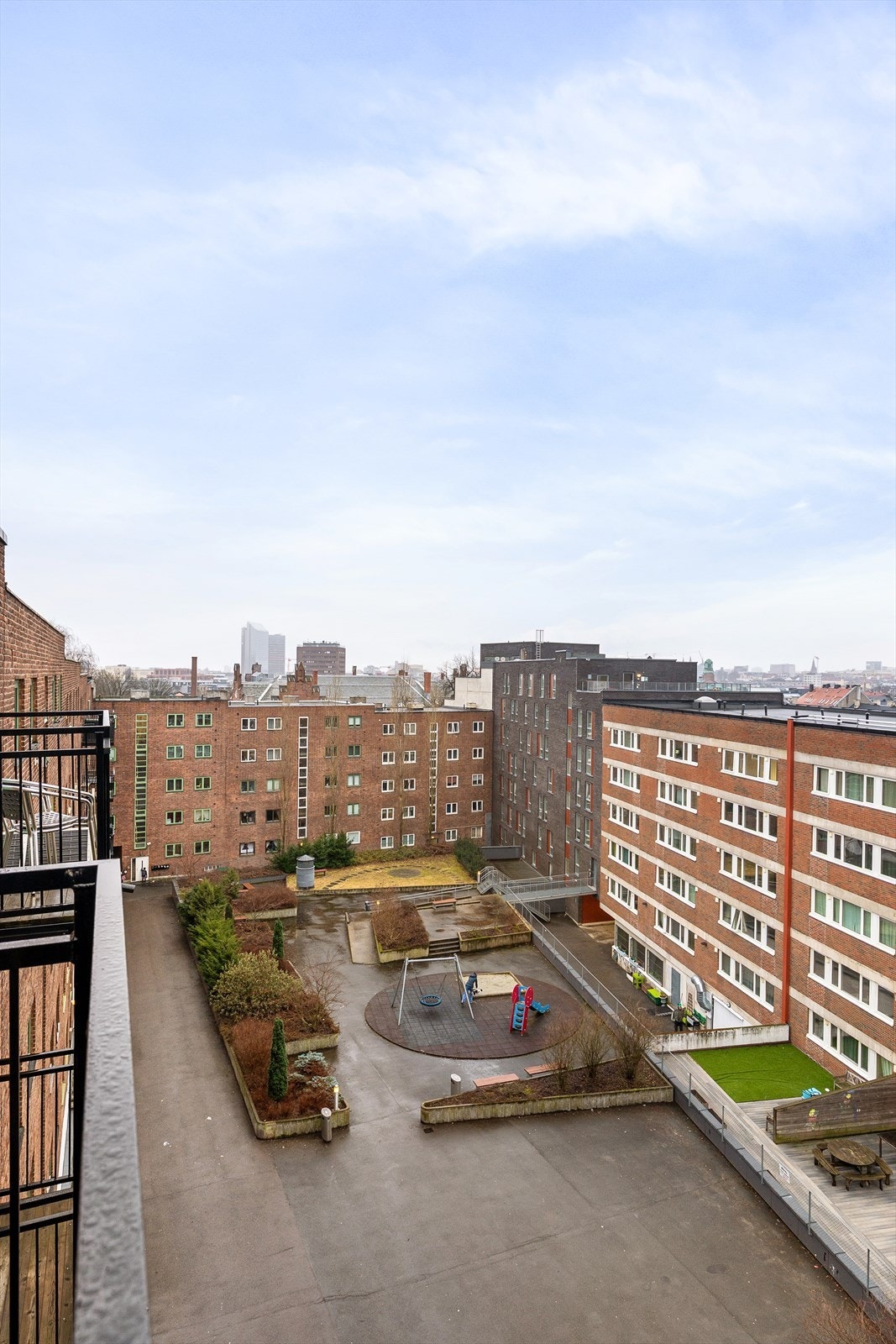 Balkongen gir utsikt over fellesområder og lekeplass. Galleribilde