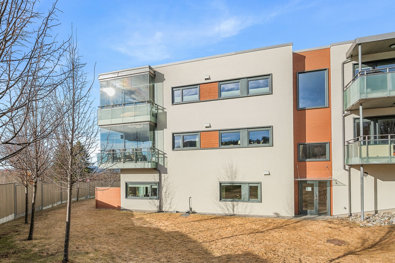 Sameiets tomt er pent opparbeidet med store, flotte grøntområder. Galleribilde