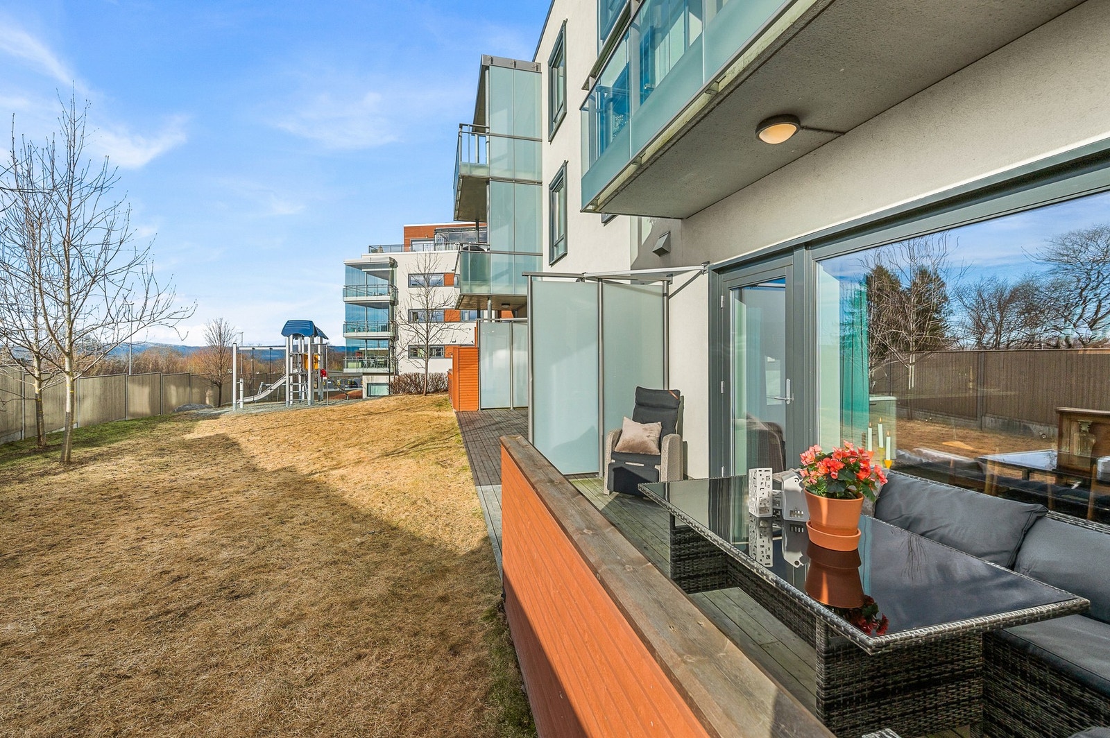 Leiligheten har en stor markterrasse med direkte adkomst til plen, og svært gode solforhold fra ca. kl. 14 til solnedgang på sommerstid. Galleribilde