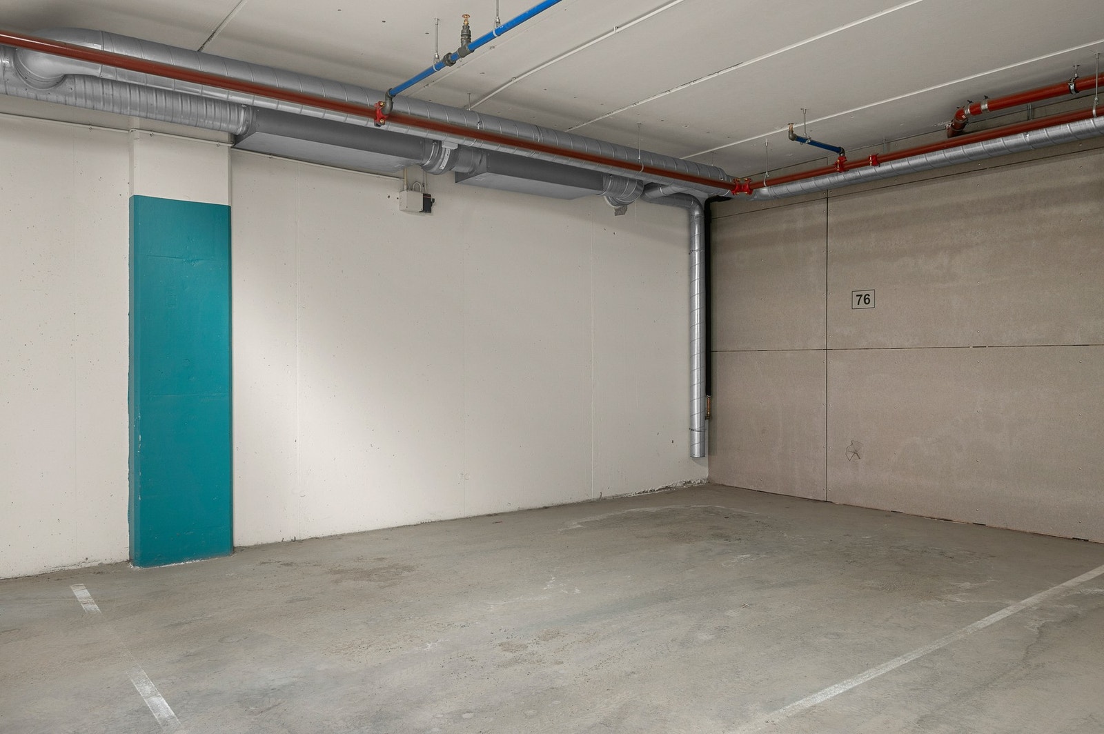 Leiligheten har parkeringsplass i oppvarmet p-kjeller med direkte innendørs adkomst til leiligheten på samme plan. Galleribilde