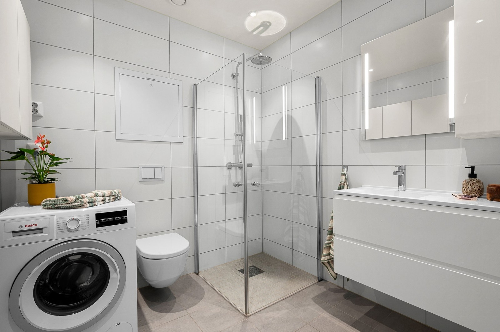 Flislagt bad med behagelige varmekabler i gulvet. Galleribilde