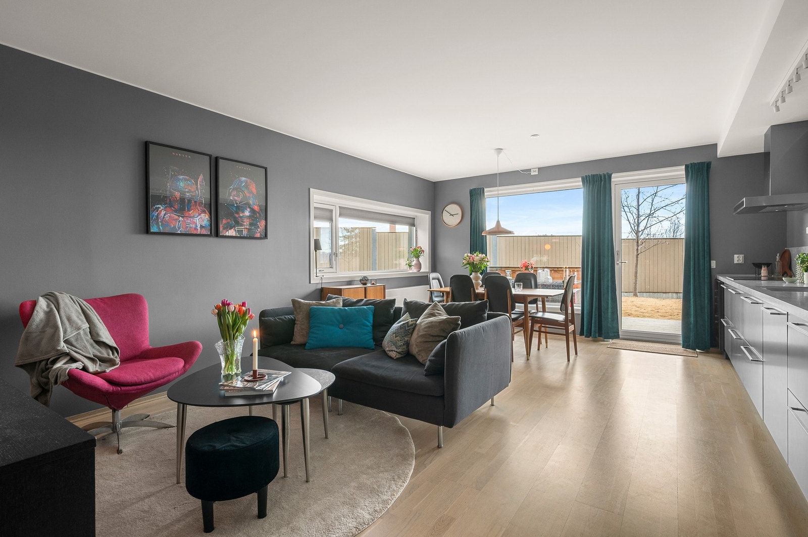 Stuen har naturlig plass for både spisestue og sofagruppe. Galleribilde