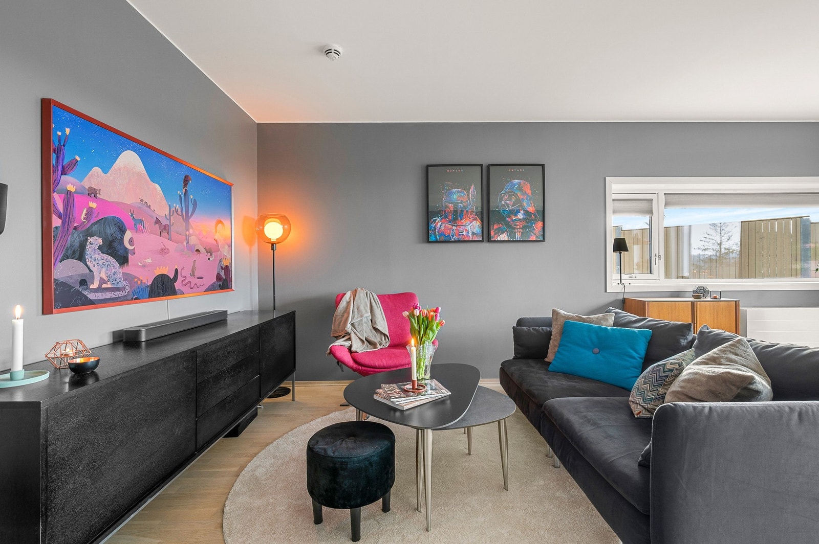 Hjørnebeliggenheten gir ekstra vindusflater og rikelig med naturlig lys fra de store vindusflatene. Leiligheten er oppgradert med innvendig solskjerming fra Kjells Markiser. Galleribilde