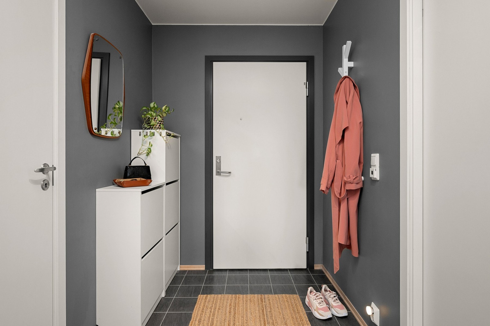 Det er godt med oppbevaring i garderobe, oppheng og skoskap. Galleribilde