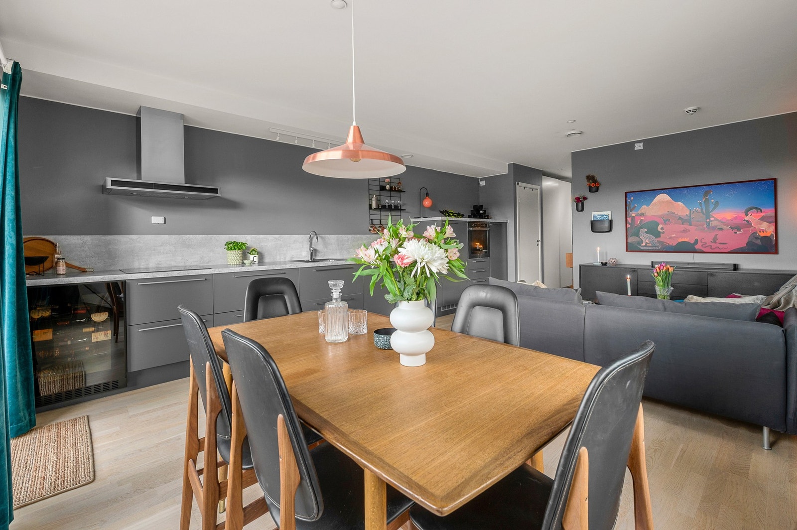 Her bor man i et rolig nabolag med tilgang på godt kollektivtilbud mot byen med både buss og tog innen 500 m, og kun en 10 minutters kjøretur fra sentrum. Galleribilde