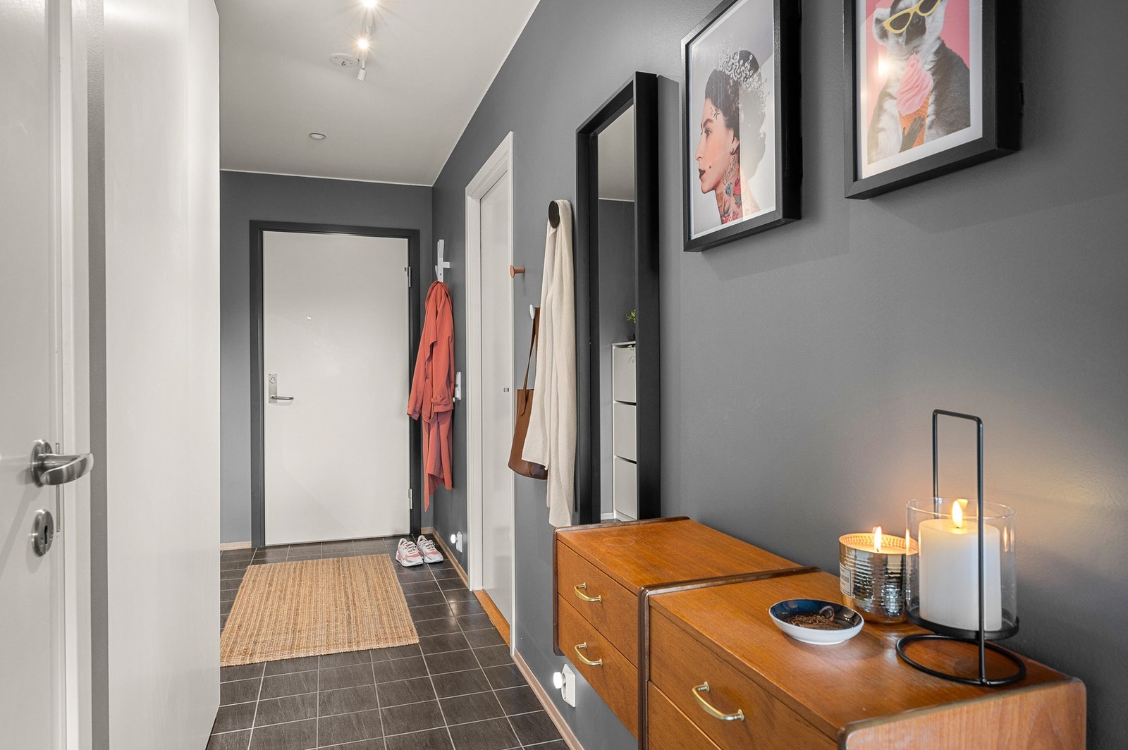 Entreen har praktiske fliser og behagelige varmekabler. Galleribilde