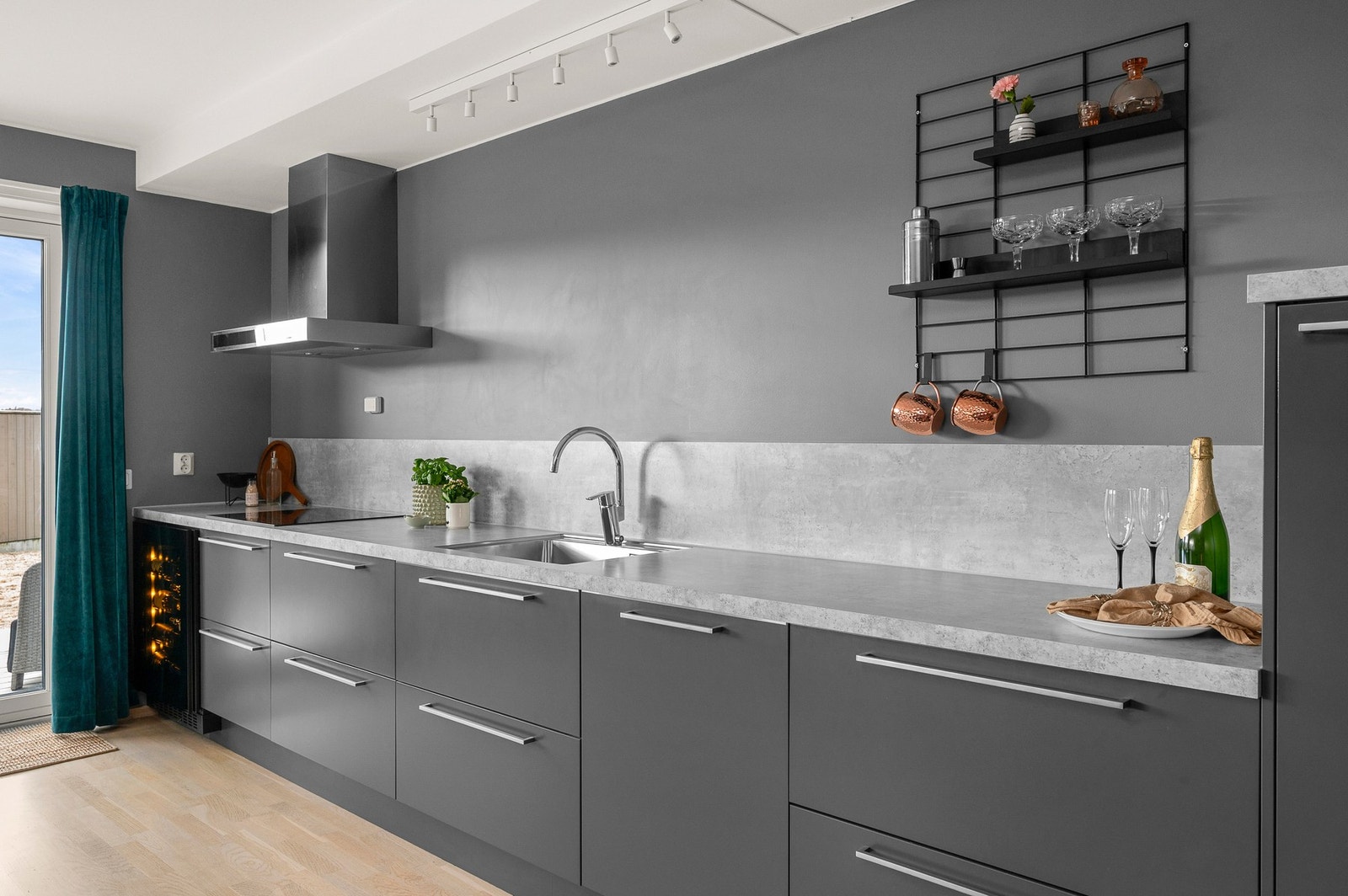 Det meste av hvitevarer er integrert, blant annet stekeovn med pyrolyse, platetopp, oppvaskmaskin og ventilator fra Røroshetta. Galleribilde