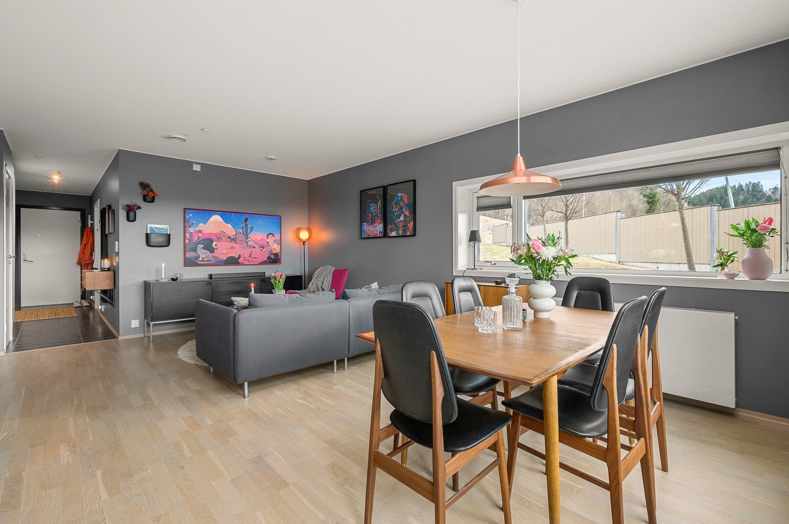 Dagligvarebutikken ligger innen 200 meter, samt Hansbakkfjæra med flotte badeplasser og Ladestien ligger en kort spasertur på 5 minutter fra inngangsdøren. Galleribilde