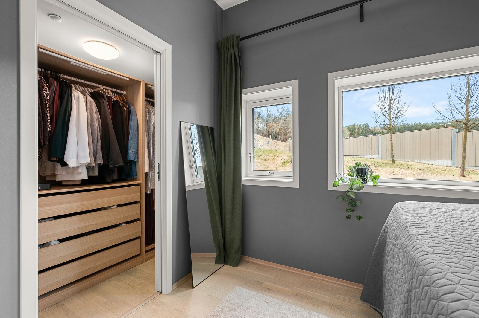 Garderoberom ligger vegg-i-vegg, og har en praktisk og flott innredning. Galleribilde