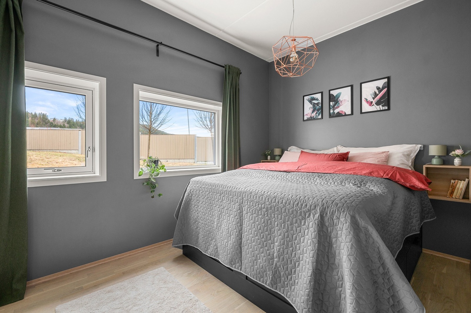 Romslig soverom på 9,5 kvm med ekstra god takhøyde på ca. 3,5 meter. Det er god plass til dobbeltseng med nattbord. Galleribilde