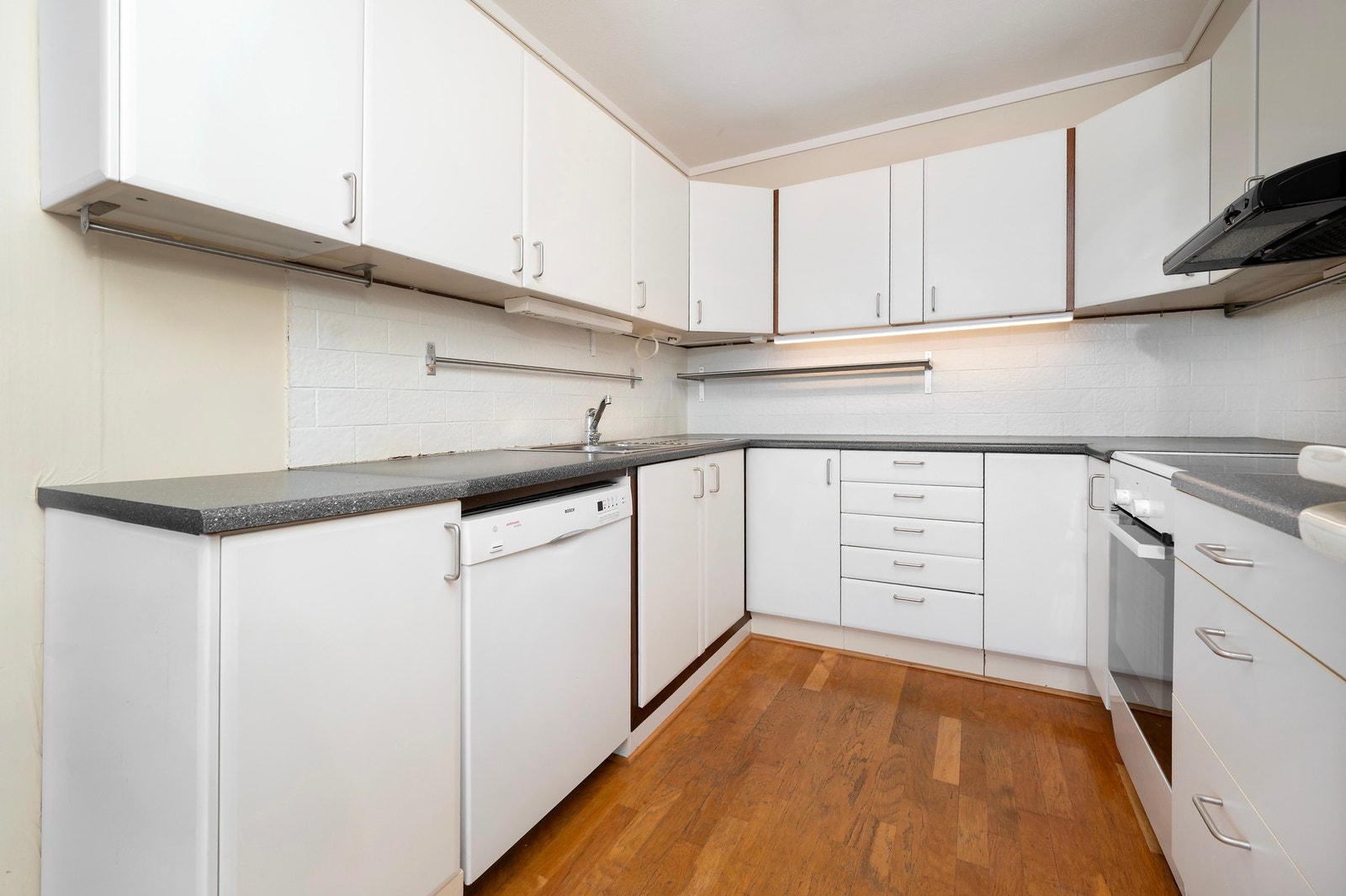 Innredning med hvite fronter. Hvitevarerne medfølger. Galleribilde