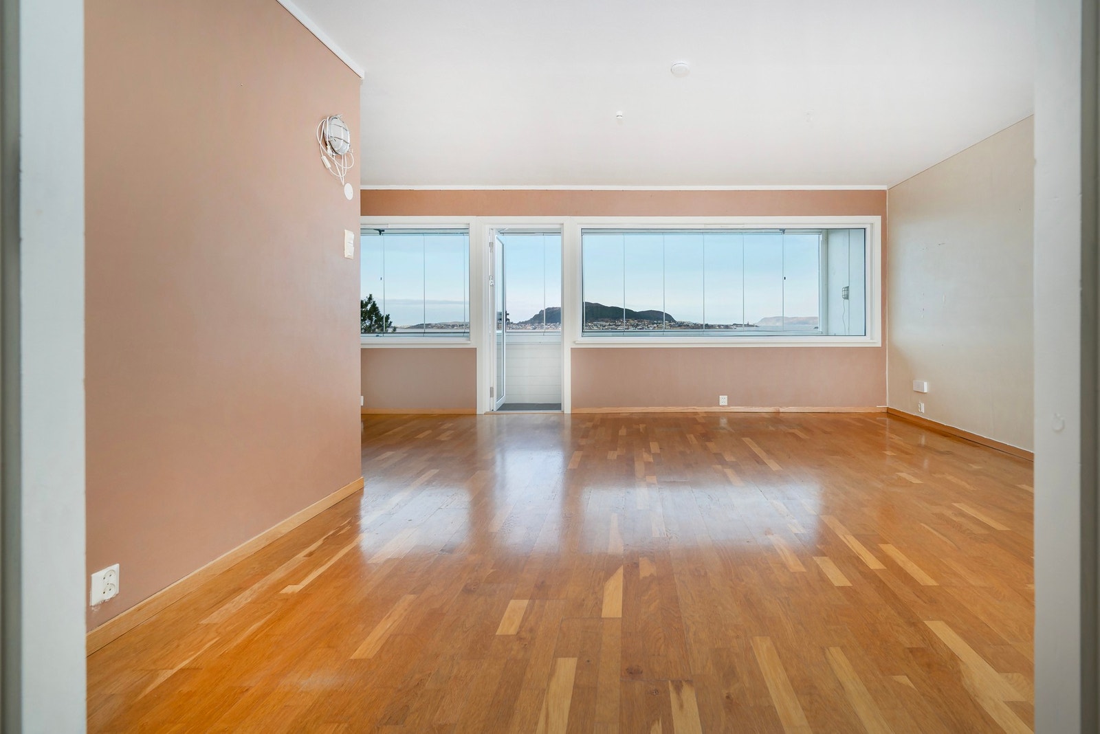 Romslig stue med store vinduer som gir godt lysinnslipp og flott utsikt. Galleribilde