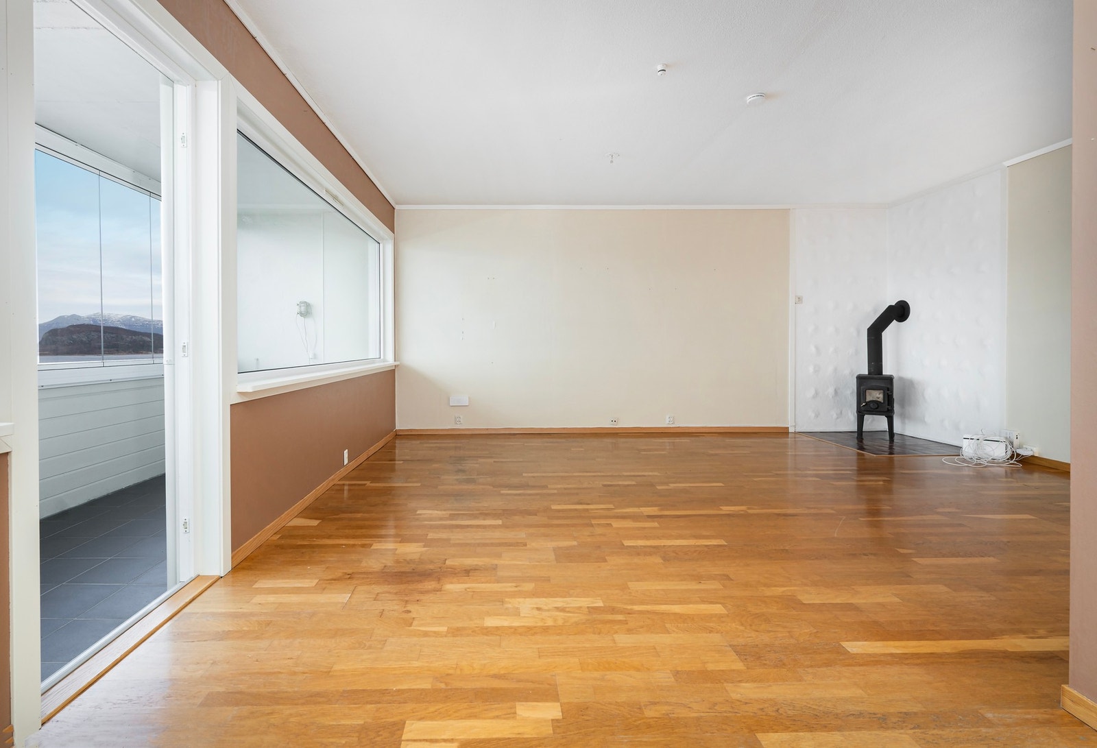 Det er montert vedovn på stue. Galleribilde