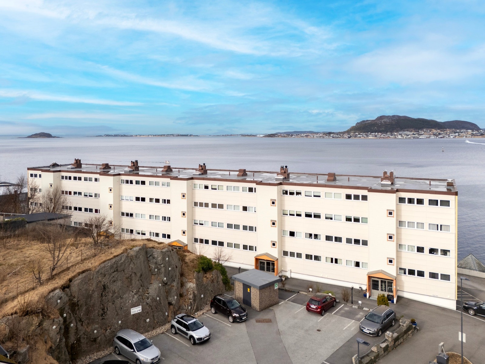 Boligblokken ligger i Aspegata - like vest for Aspøyskolen. Borettslaget disponerer en stor parkeringsplass på sydsiden av blokken og alle beboere får tildelt egen parkeringsplass! Galleribilde