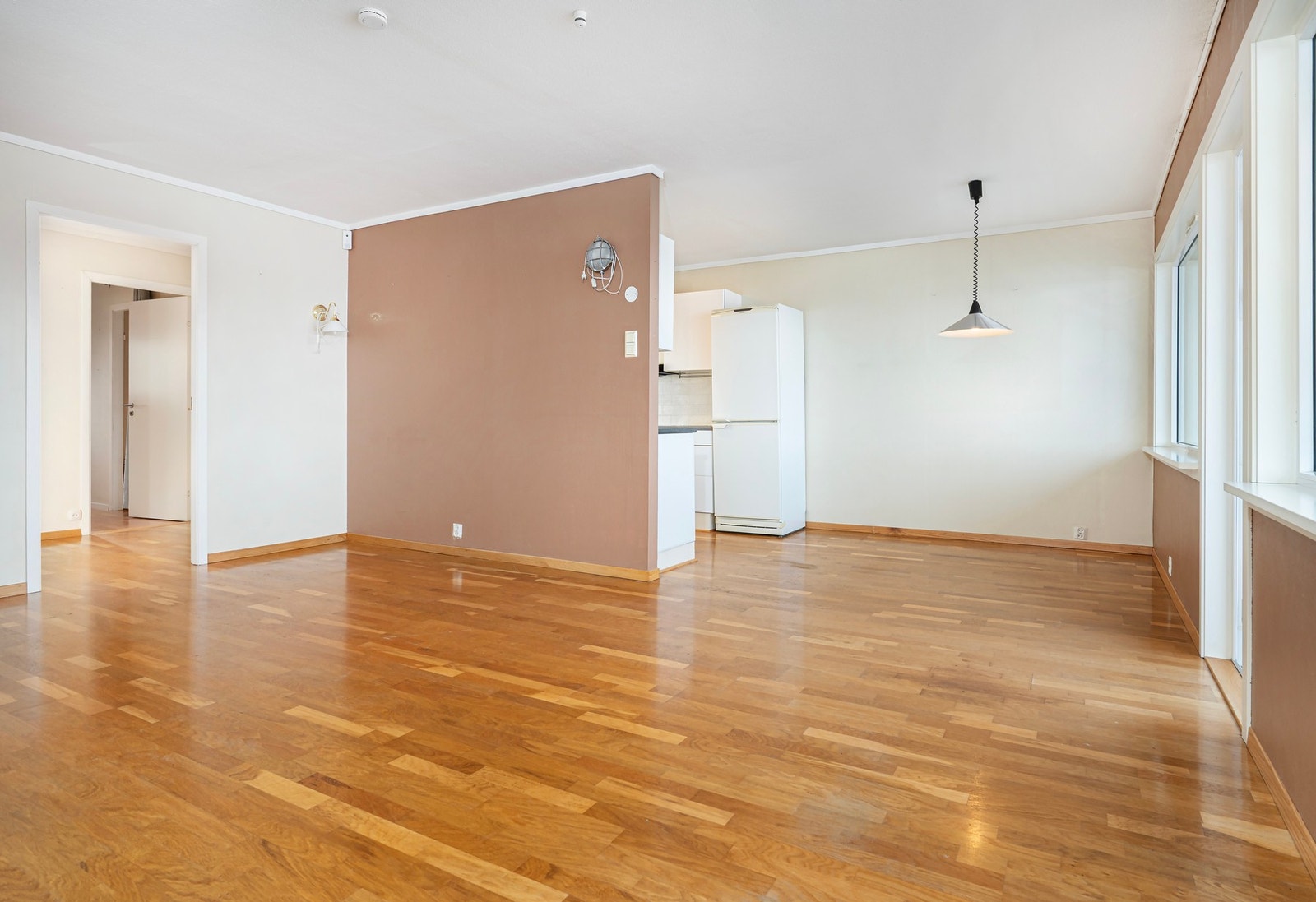 Stue og kjøkken med dels åpen løsning. Galleribilde