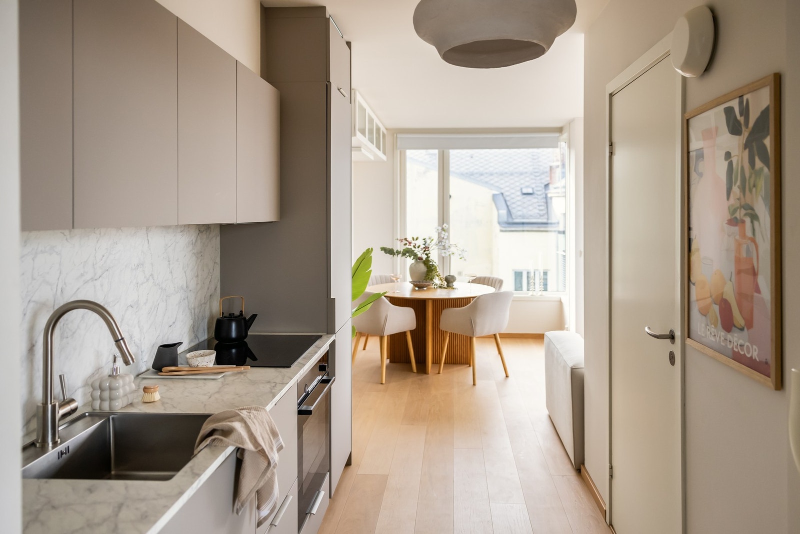 Leiligheten har et praktisk og moderne kjøkken fra Kvik som ble pusset opp av fagfolk i 2023. Galleribilde