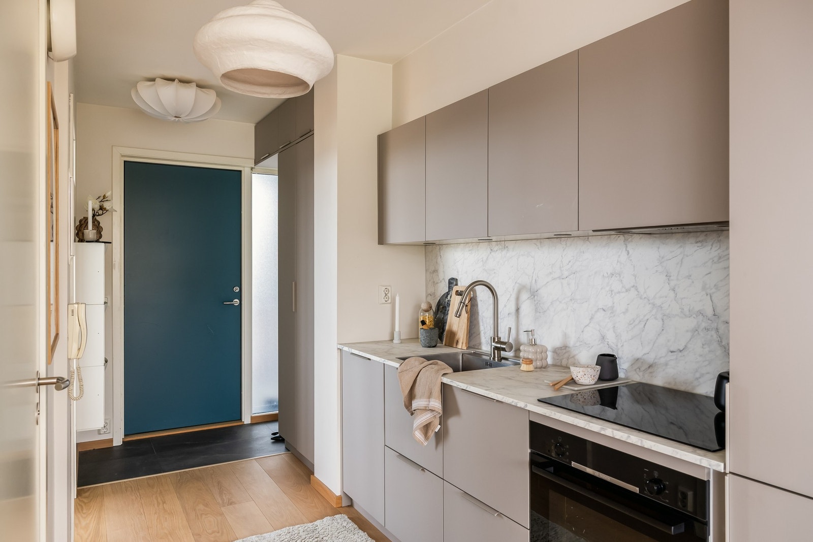 Kjøkkenet er utstyrt med integrerte hvitevarer som bl.a. kombinert kjøle- og fryseskap, oppvaskmaskin, stekeovn og platetopp. Galleribilde