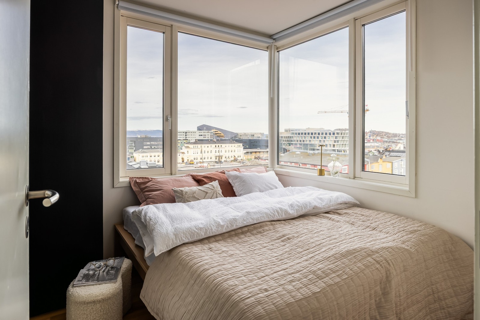 Boligens hovedsoverom har et areal på 9 kvm. Galleribilde