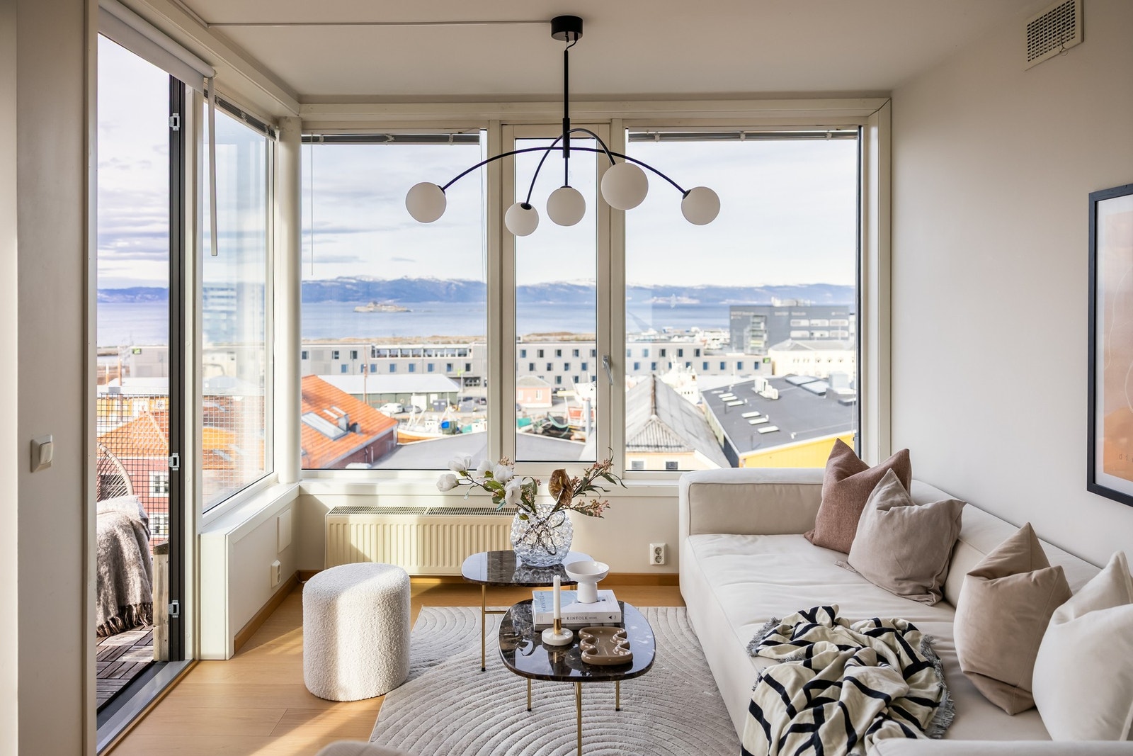 Hele stuen omkranses av store vindusflater som gir leiligheten mye dagslys og en luftig atmosfære. Galleribilde