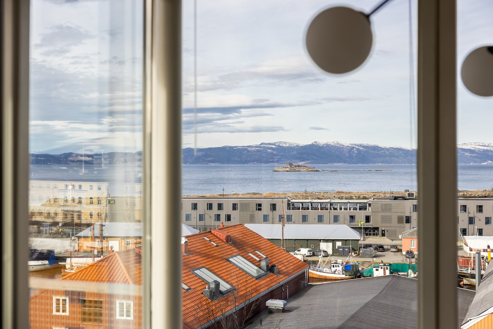 Nydelig utsikt mot bl.a. Trondheimsfjorden og Munkholmen. Galleribilde