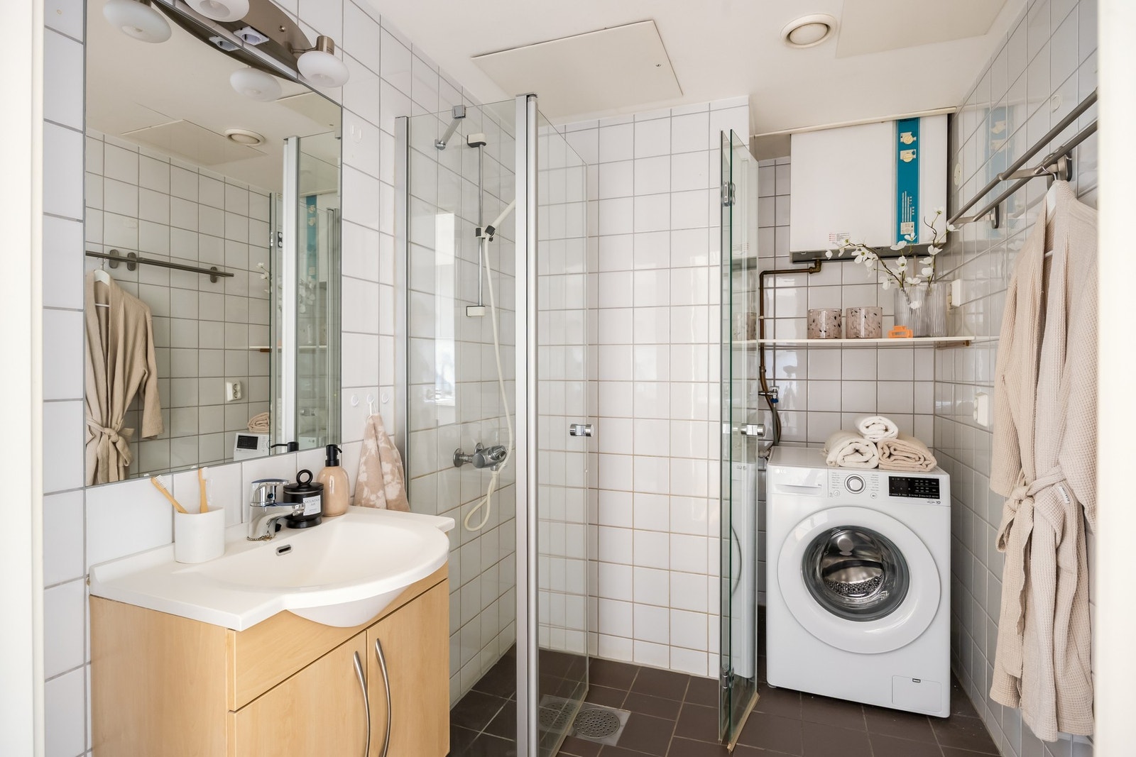 Praktisk dusj-hjørne med glassvegger, samt opplegg for vaskemaskin. Galleribilde