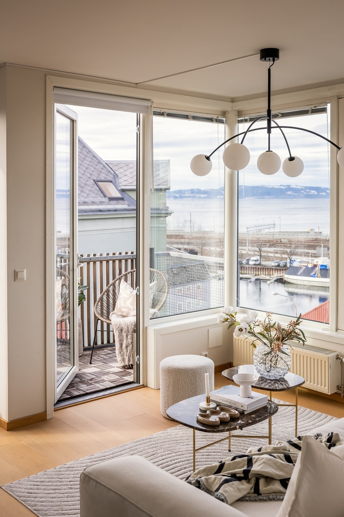 Fra stuen har man direkte utgang til en solfylt balkong. Galleribilde