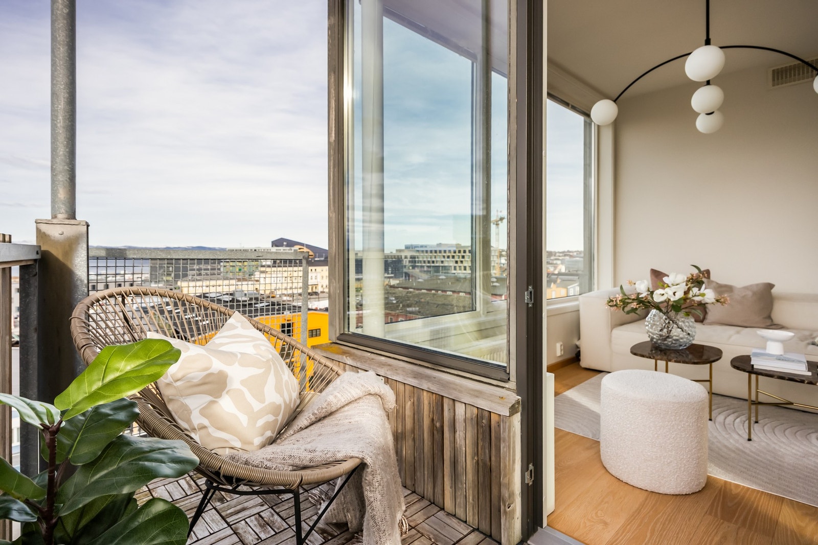 Perfekt plassering for en rolig kopp morgenkaffe. Galleribilde