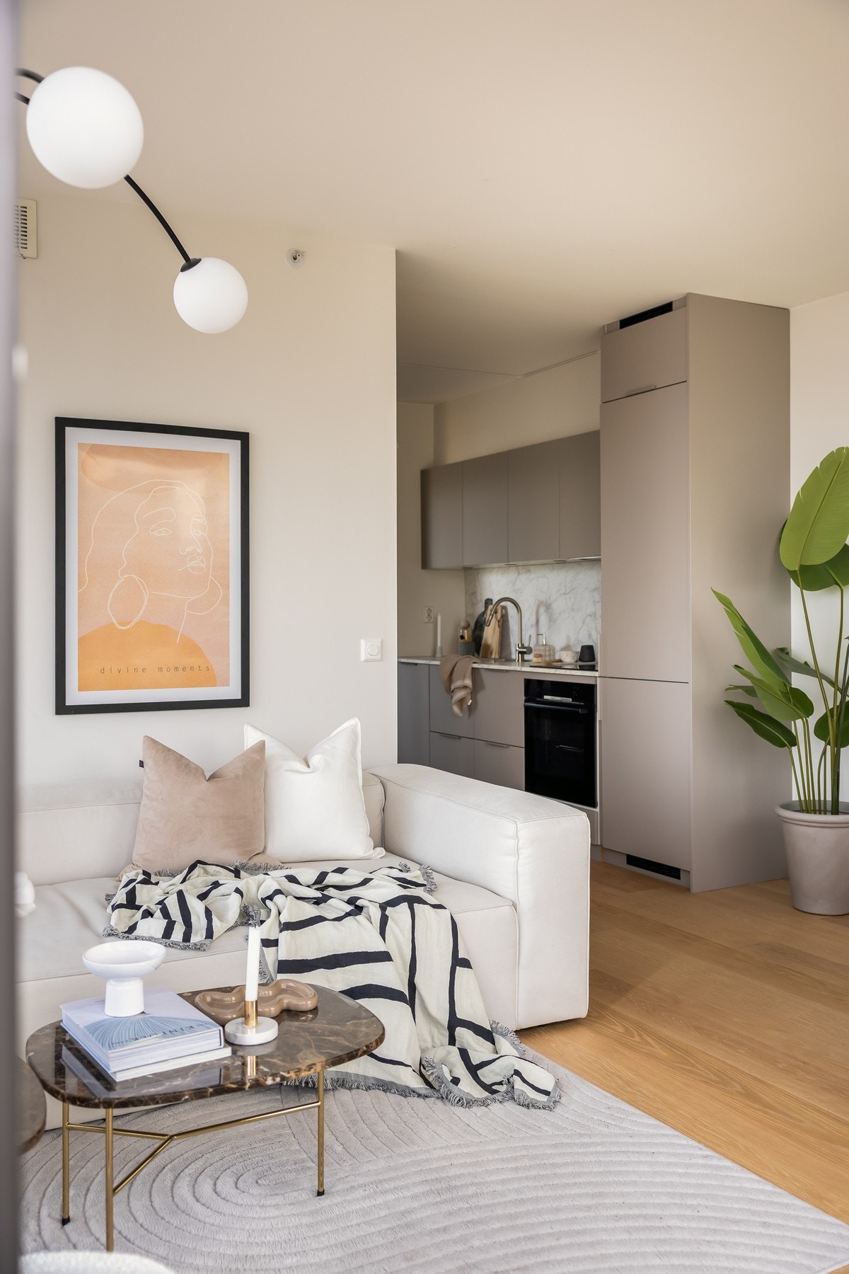 Lys og tidsriktig fremtoning med glatte vegg- og takflater. Galleribilde