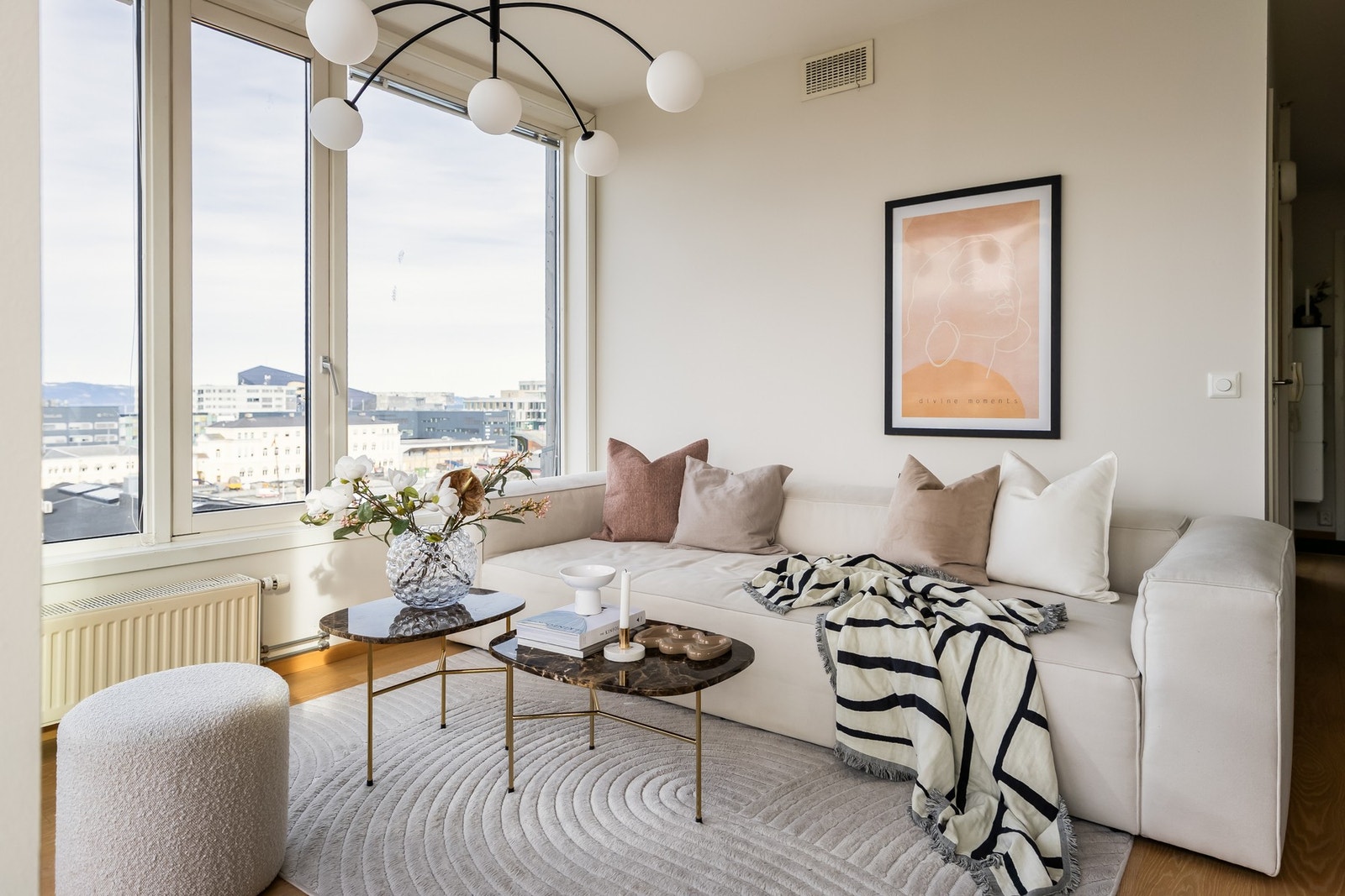 Lys og luftig stue - fantastisk utsikt og godt skjermet fra innsyn. Galleribilde