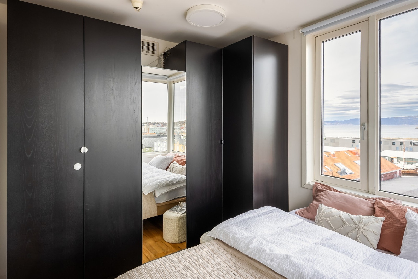 Romslig og lekker garderobeløsning med rikelig oppbevaringsplass. Galleribilde