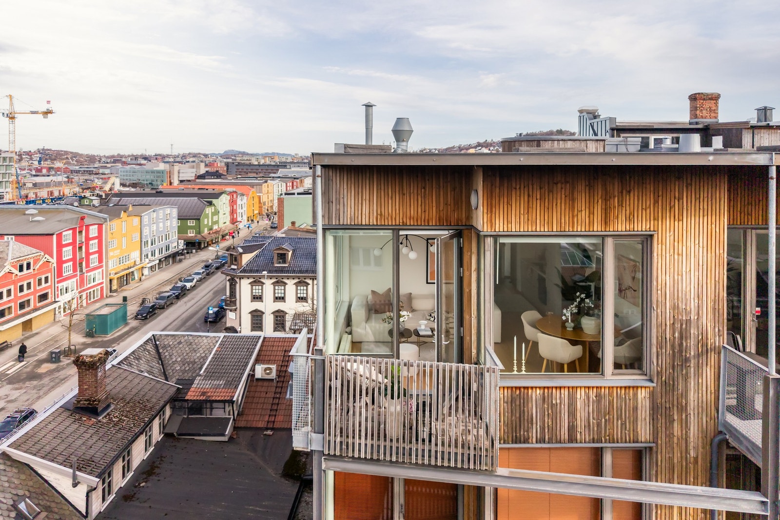 Leiligheten har en unik beliggenhet helt på toppen og på hjørnet av bygget. Galleribilde