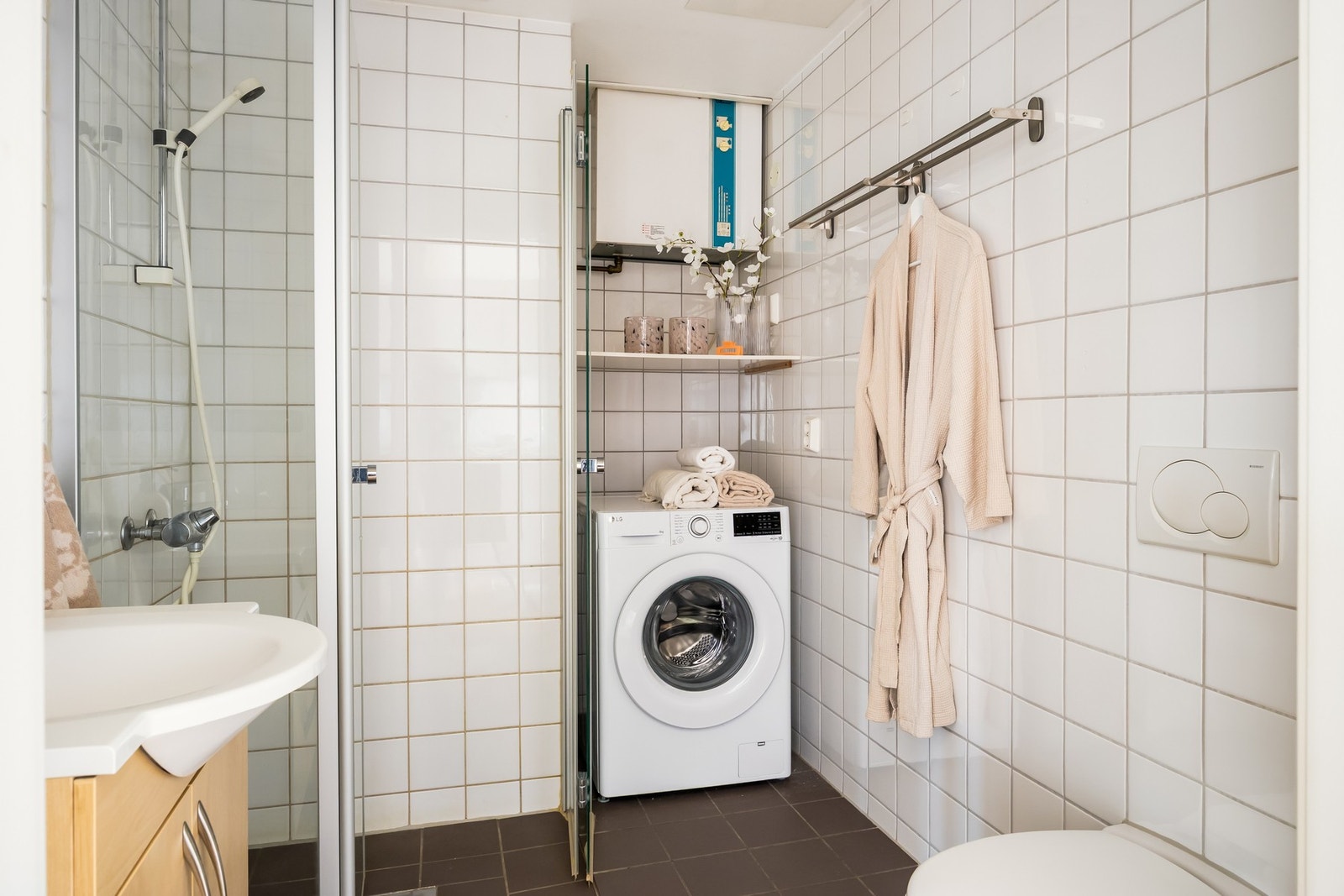 Flislagt bad som er utstyrt med varme i gulvet, samt mekanisk avtrekk tilkoblet balansert ventilasjon. Galleribilde