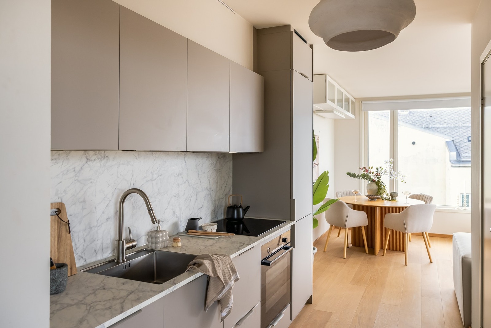 Kjøkkenet er utstyrt med komfyrvakt og vannstoppesystem for økt trygghet. Galleribilde