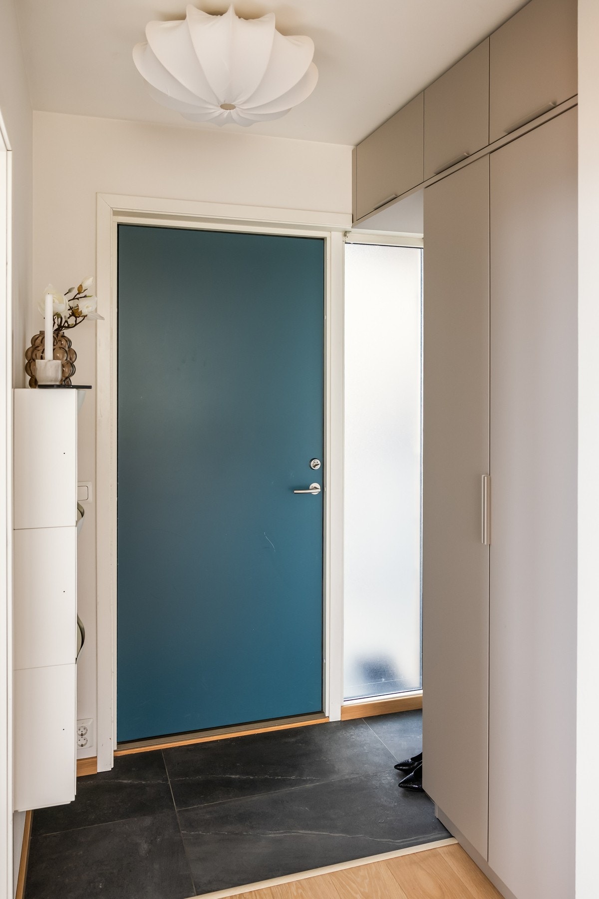 Lyst og tiltalende inngangsparti. Den flotte garderobeløsningen ble etablert samtidig som kjøkkenet i 2023 og blir som en matchende forlengelse av innredningen. Galleribilde