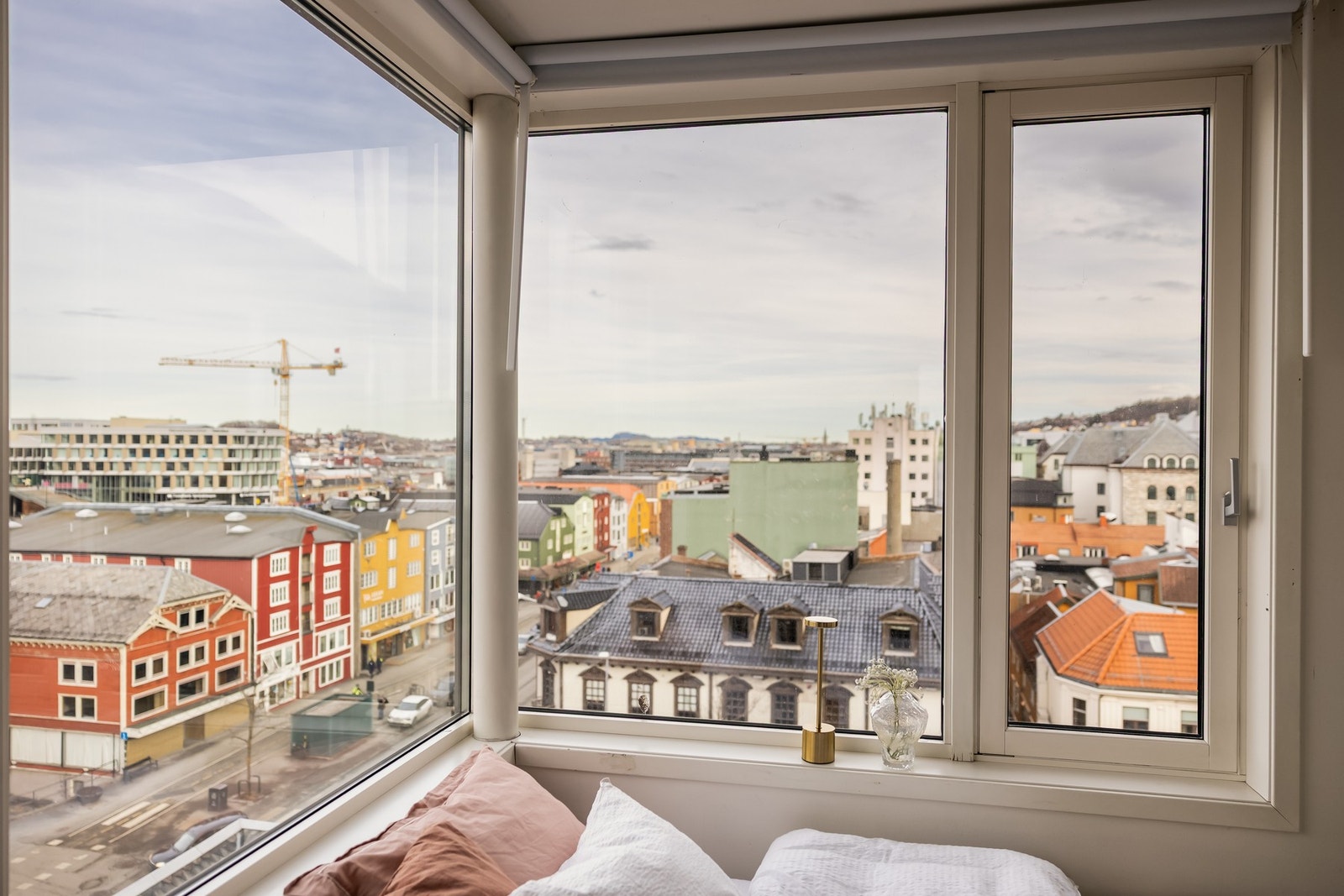 Nydelig utsikt mot nord-øst. Her ser man noen av Trondheims kjente bygninger som f.eks. Rockheim og Powerhouse på Brattøra. Galleribilde