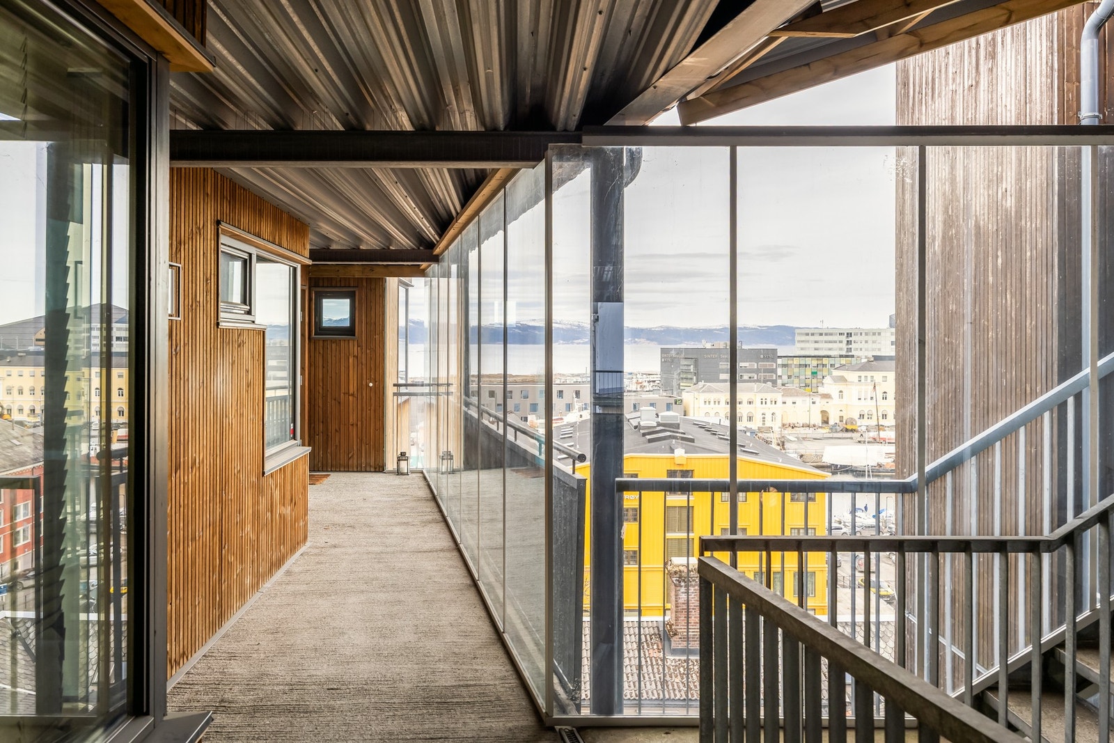 Leiligheten ligger i enden av svalgangen. Galleribilde