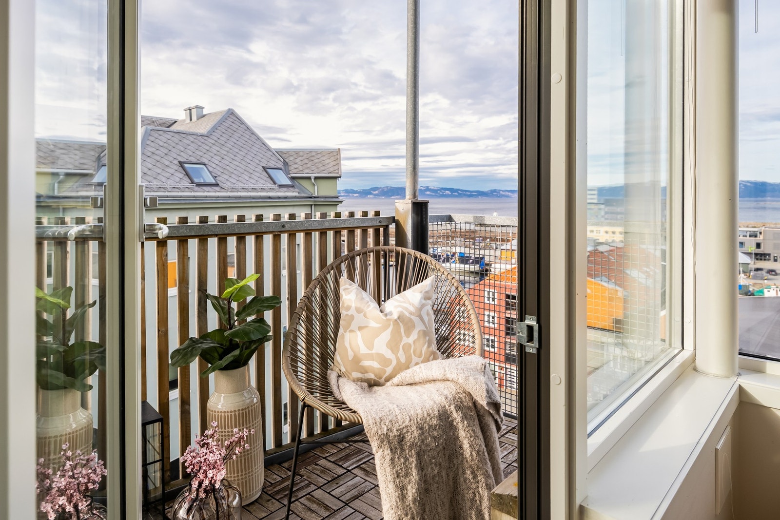 Vestvendt balkong på 3 kvm med lang solgang fra ca. kl. 13 til solnedgang på sommerstid. Galleribilde