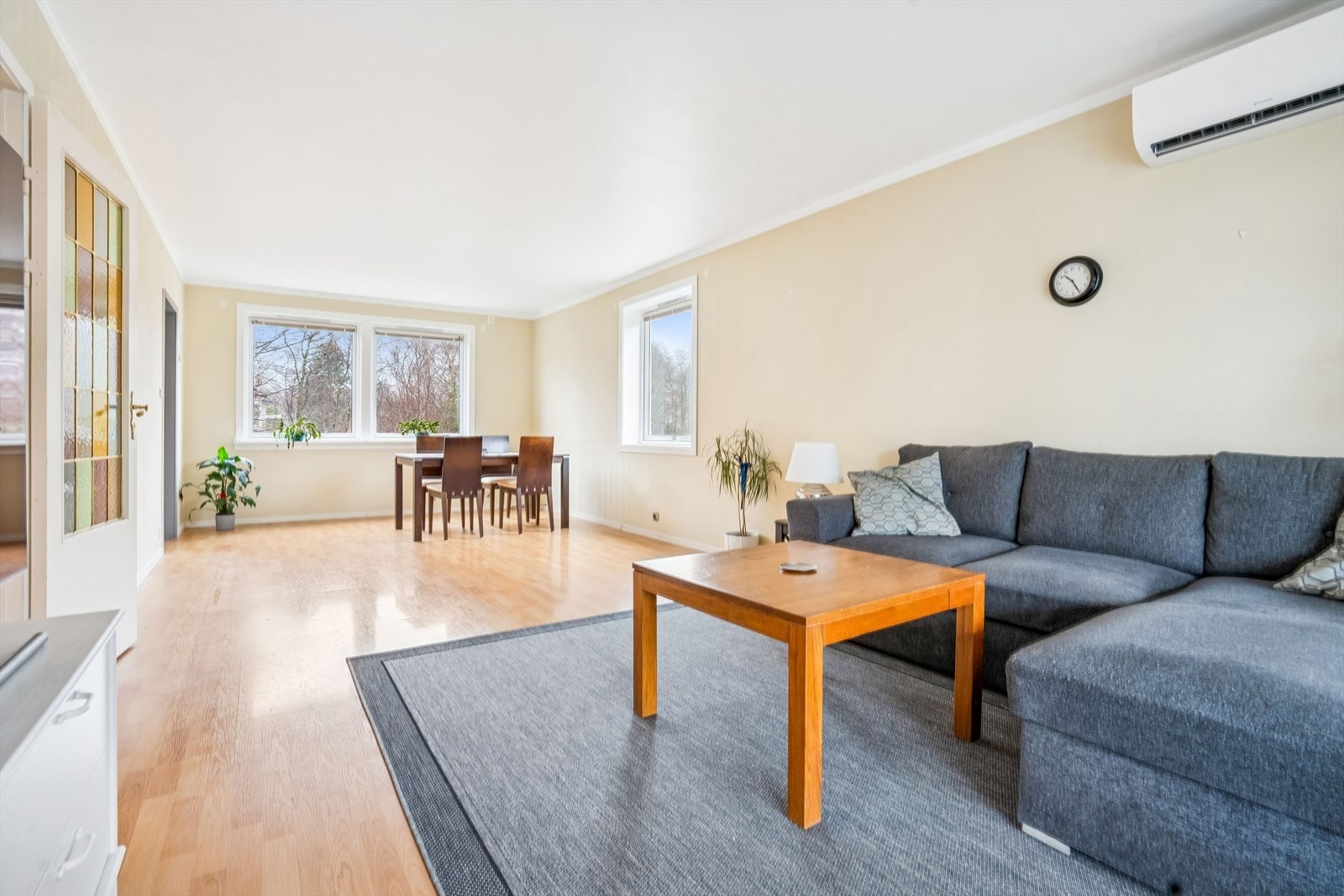 Laminatgulv og lyse vegger i duse farger, skaper en helhetlig og ryddig atmosfære. Galleribilde