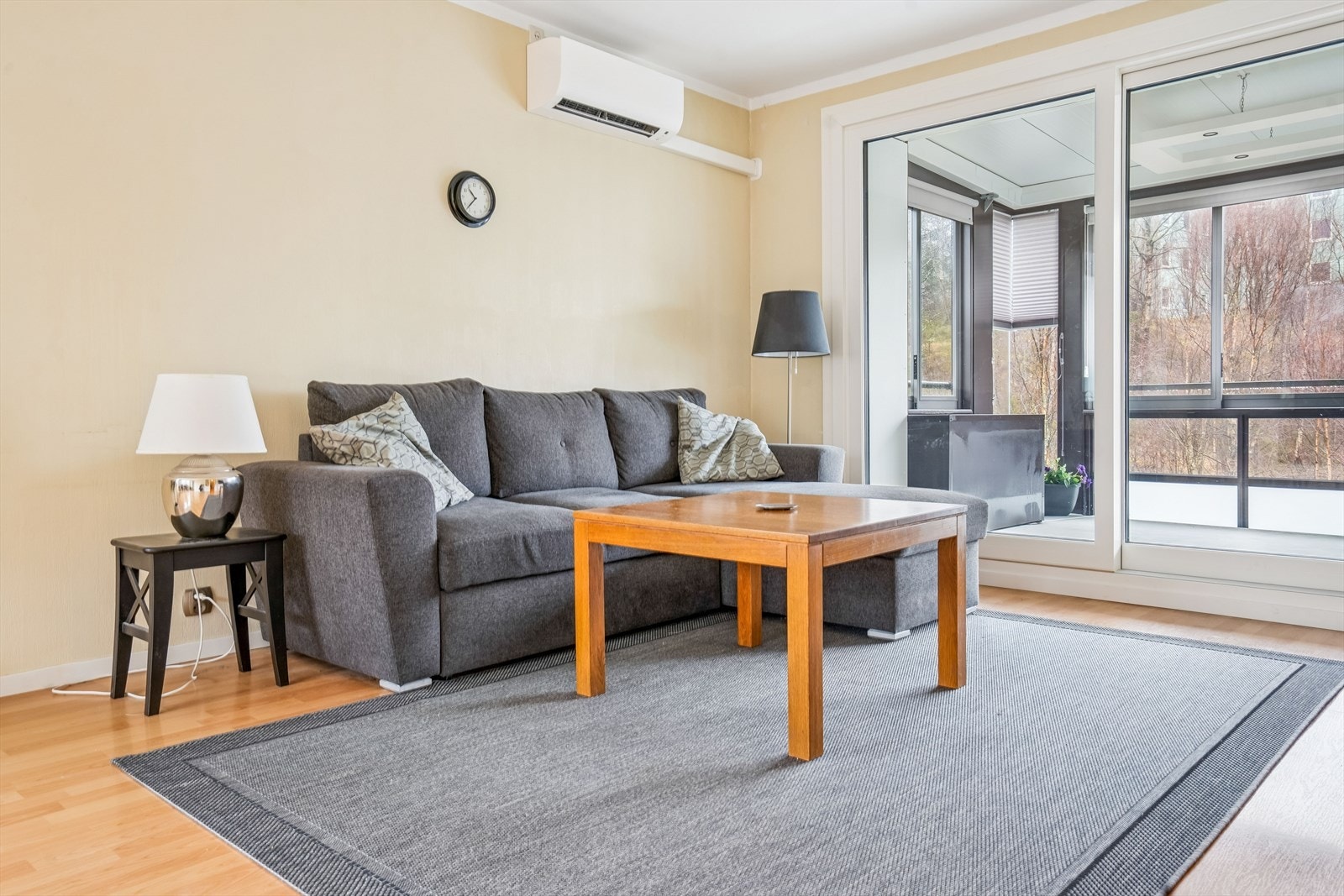 Store skyvedører med isolerglass åpner opp fra stuen og visker ut skillet mellom inne og ute. Galleribilde