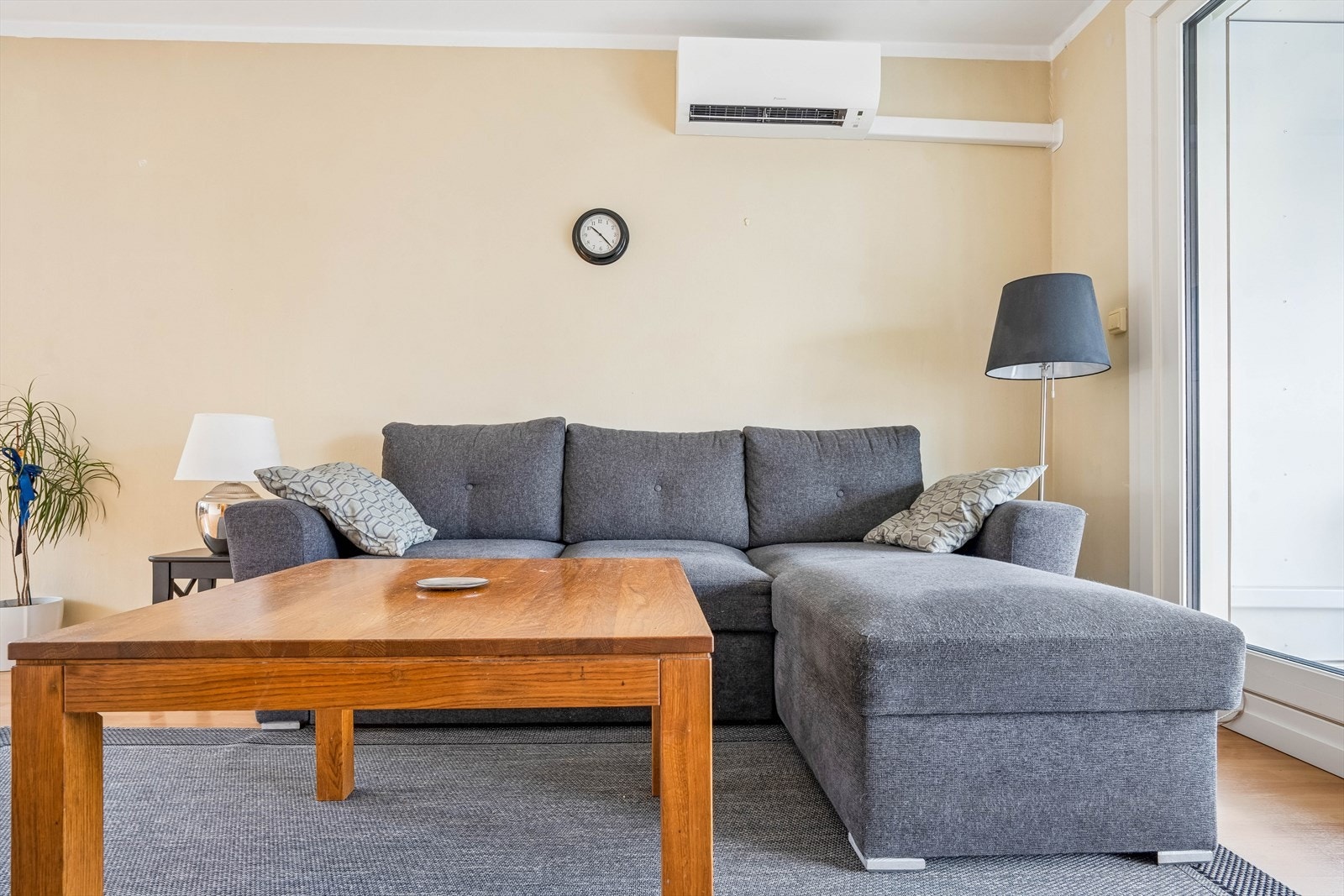 Stuen er utstyrt med en ny, luft-til-luft varmepumpe for effektiv oppvarming. Galleribilde