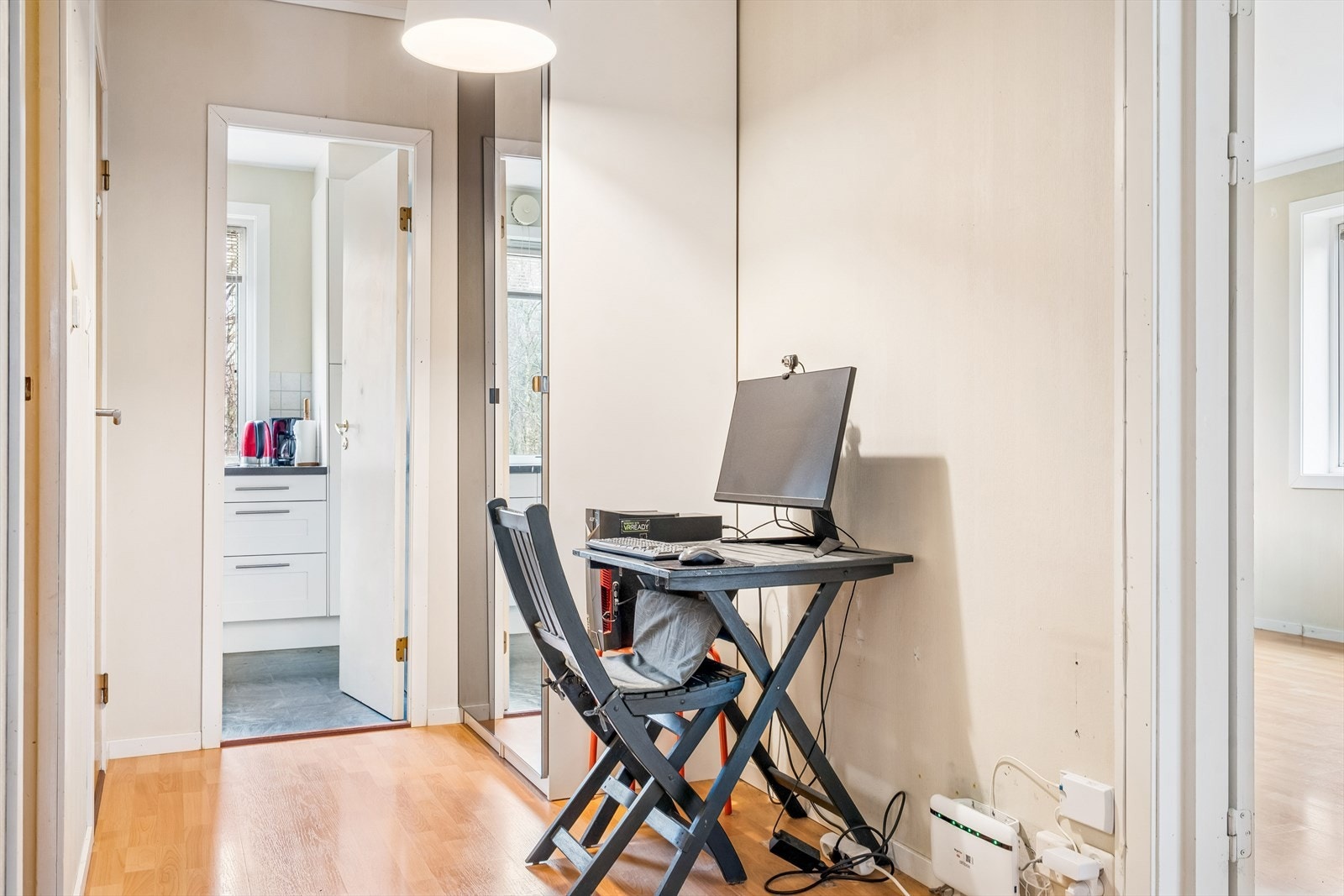 Den brede gangen gir rom for en praktisk hjemmekontorløsning, ekstra oppbevaring eller stor garderobeløsning. Galleribilde