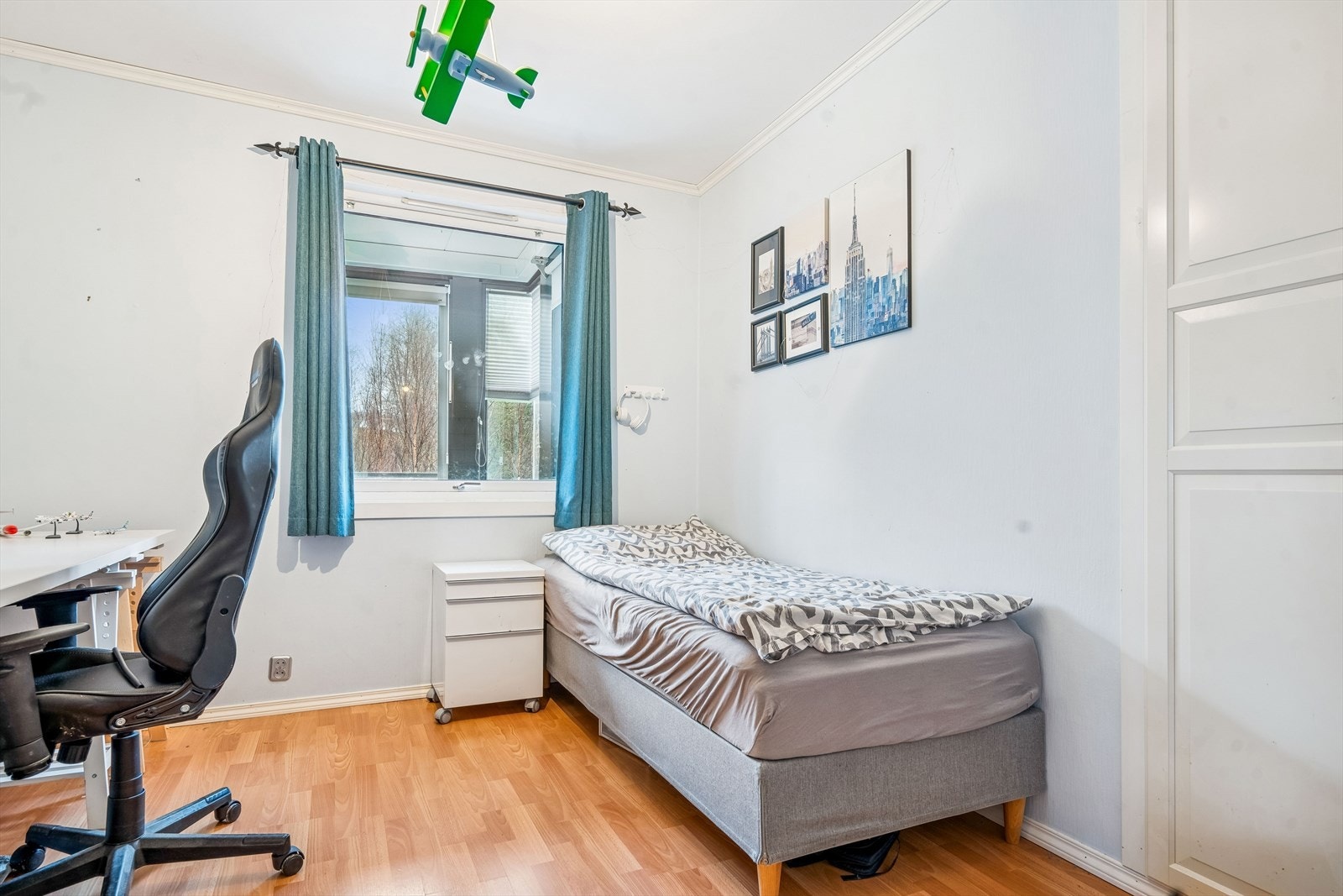 Leilighetens andre soverom er på nesten 10 m² og passer utmerket som barnerom, gjesterom eller kontor. Garderobeskap. Galleribilde