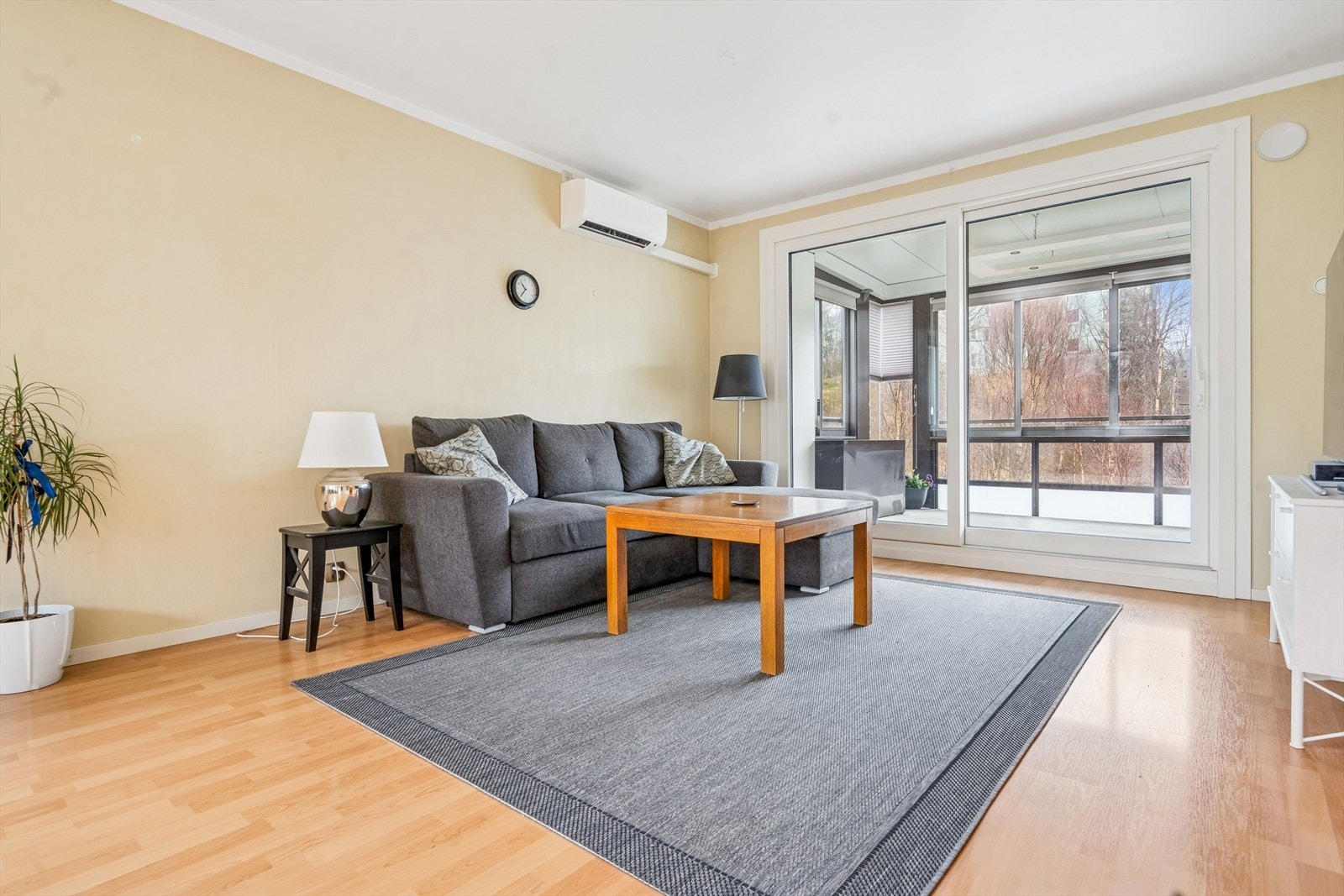 Stuen har direkte utgang til den store, innglassede altanen. Galleribilde