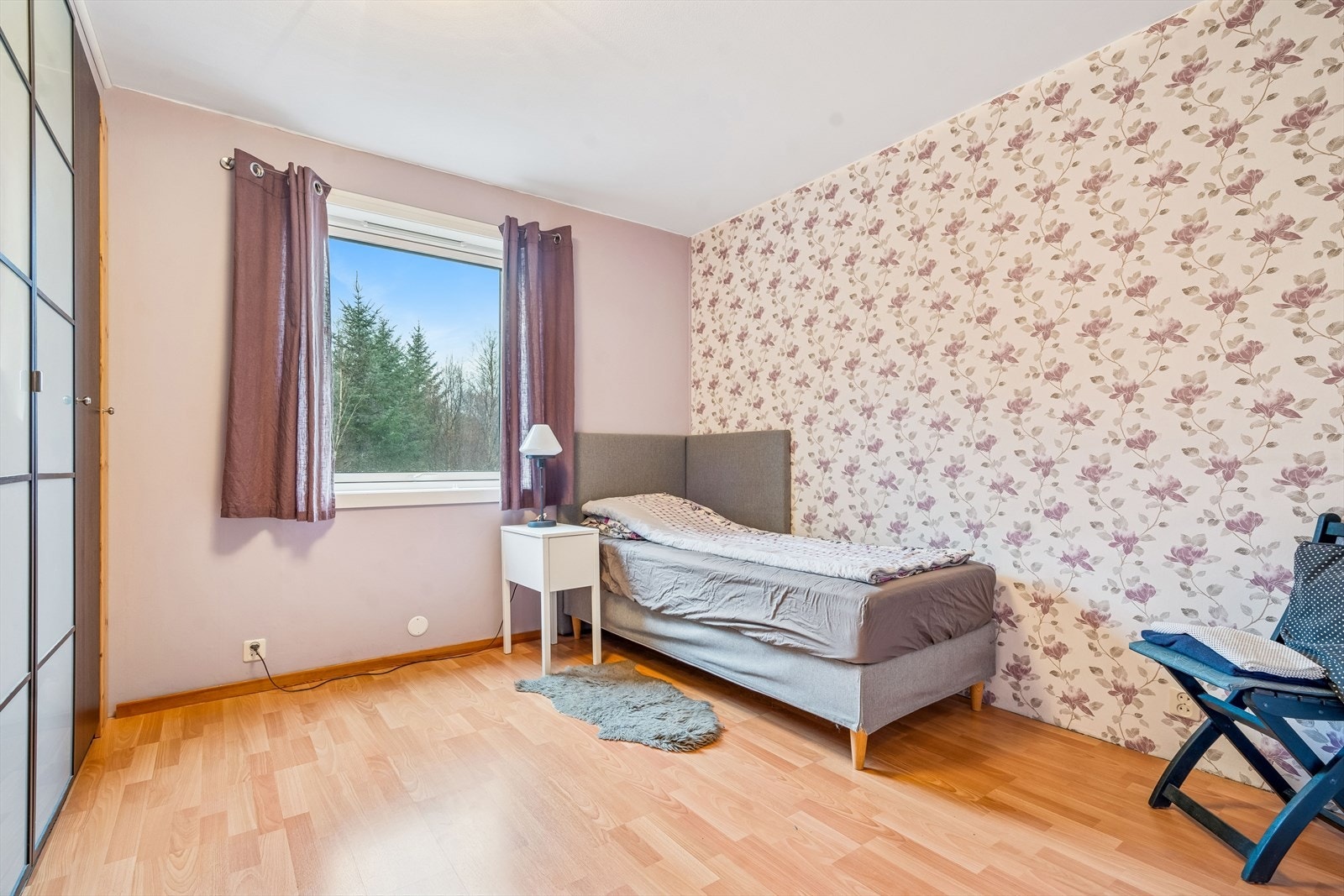 Hovedsoverommet på ca. 11 m². Garderobeskap. Galleribilde