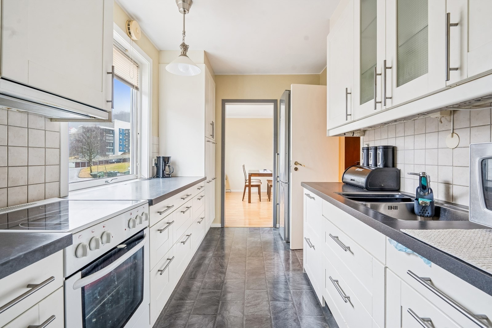 Kjøkkenet har en funksjonell innredning med profilerte fronter og rikelig med skapplass. Galleribilde